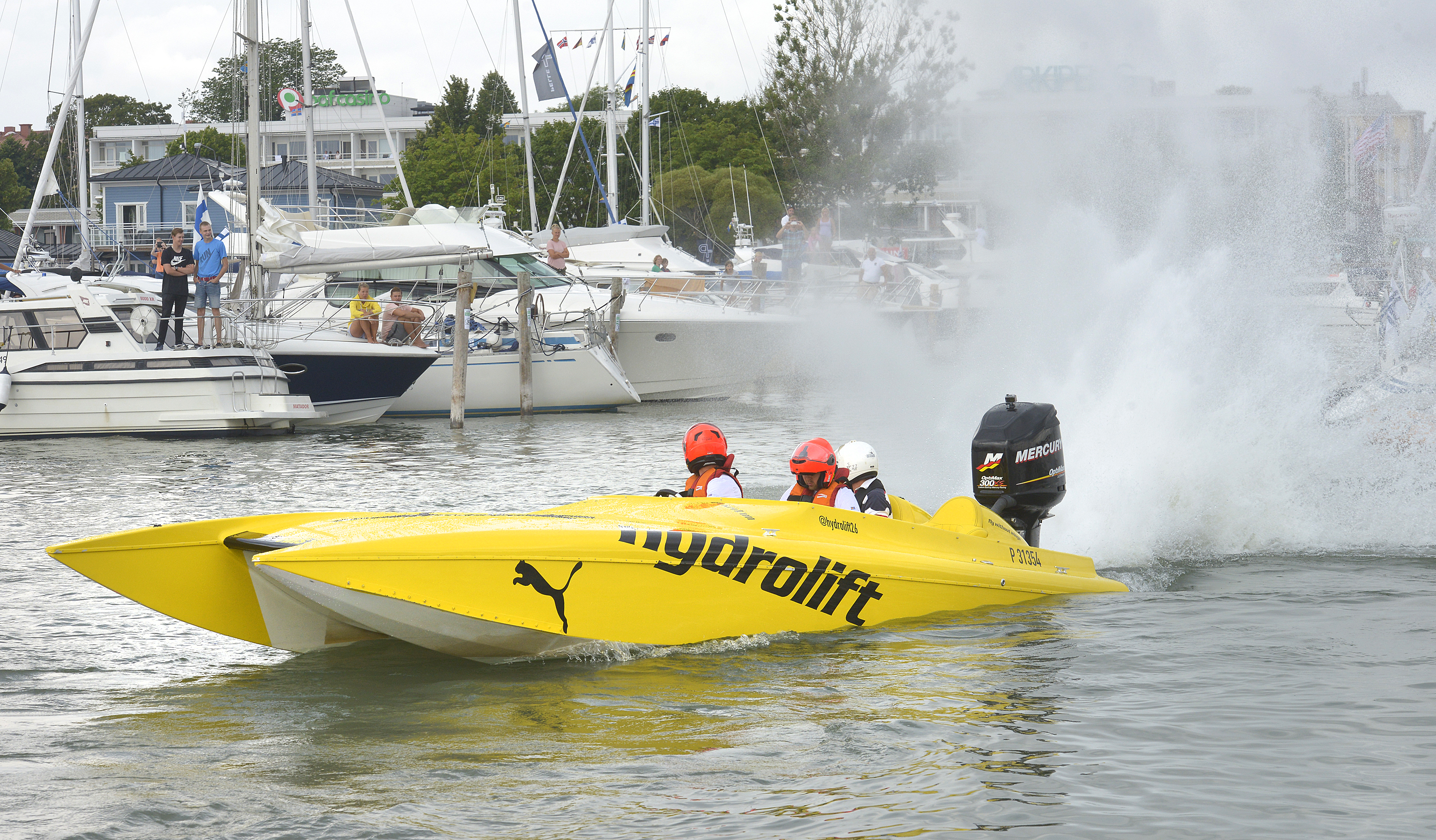 Muskelbåtarna drar runt Åland