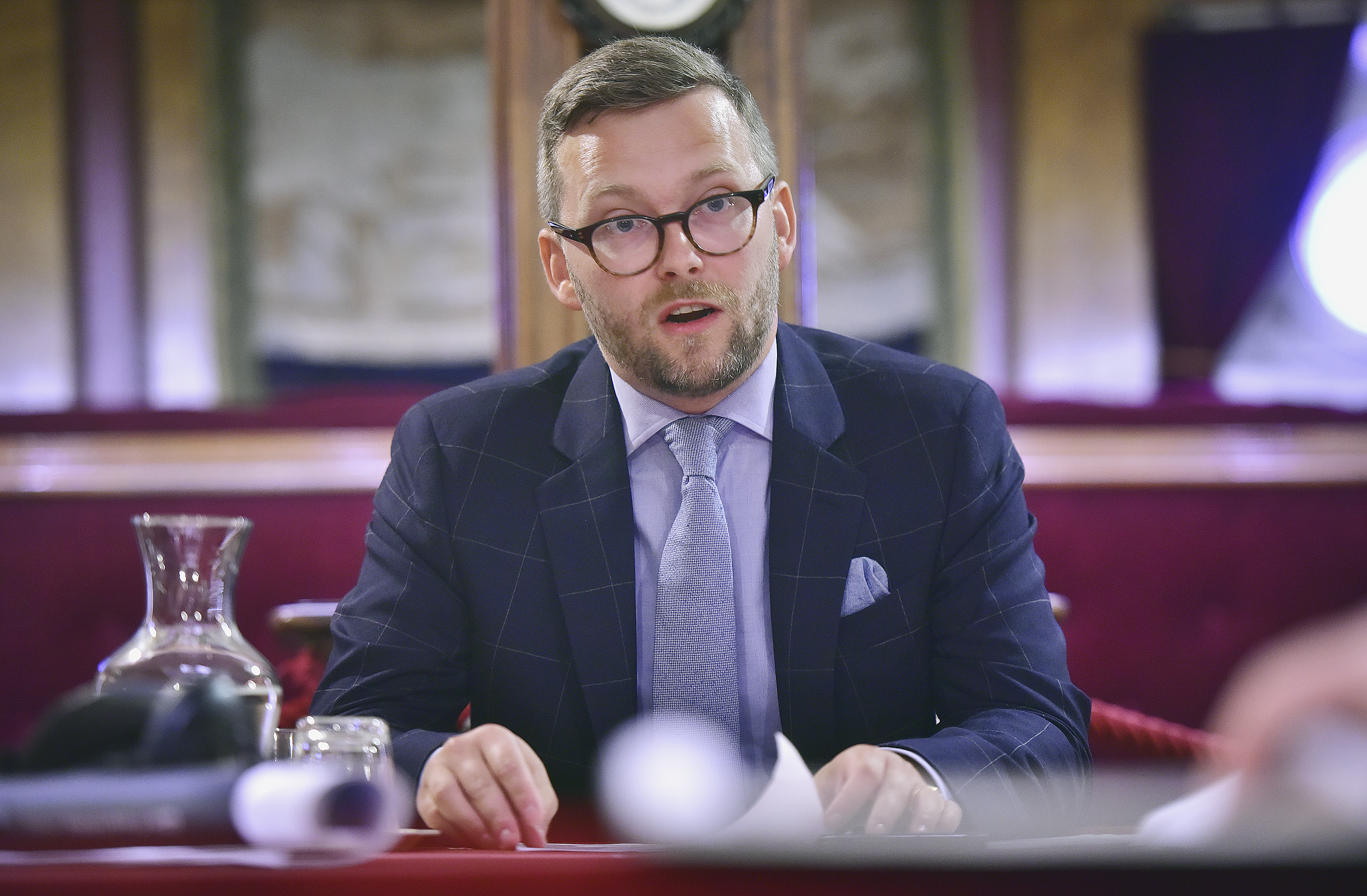 Landskapsregeringen hörs i grundlagsutskottet