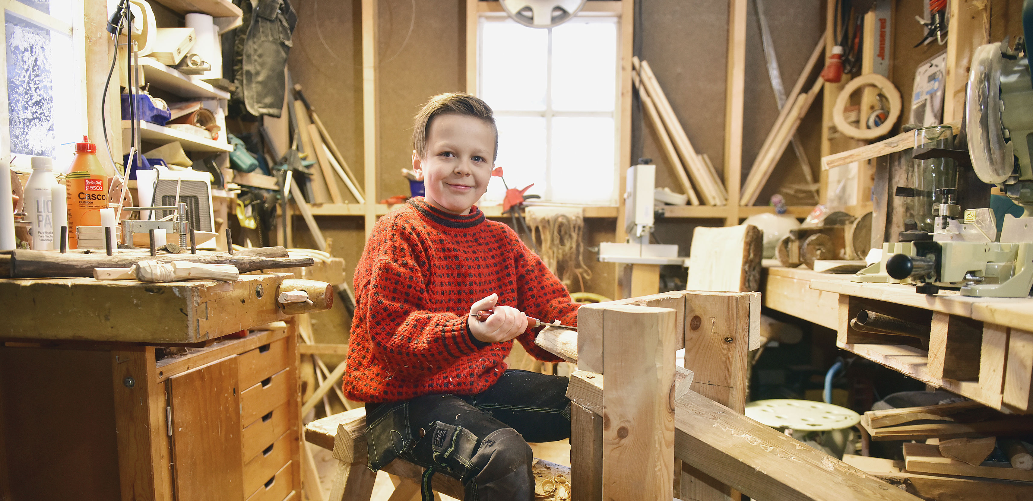 I Adrians snickarbod förvandlas trä till redskap