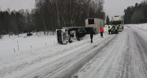 Långtradare i diket – vägen avstängd vid 18.30-tiden