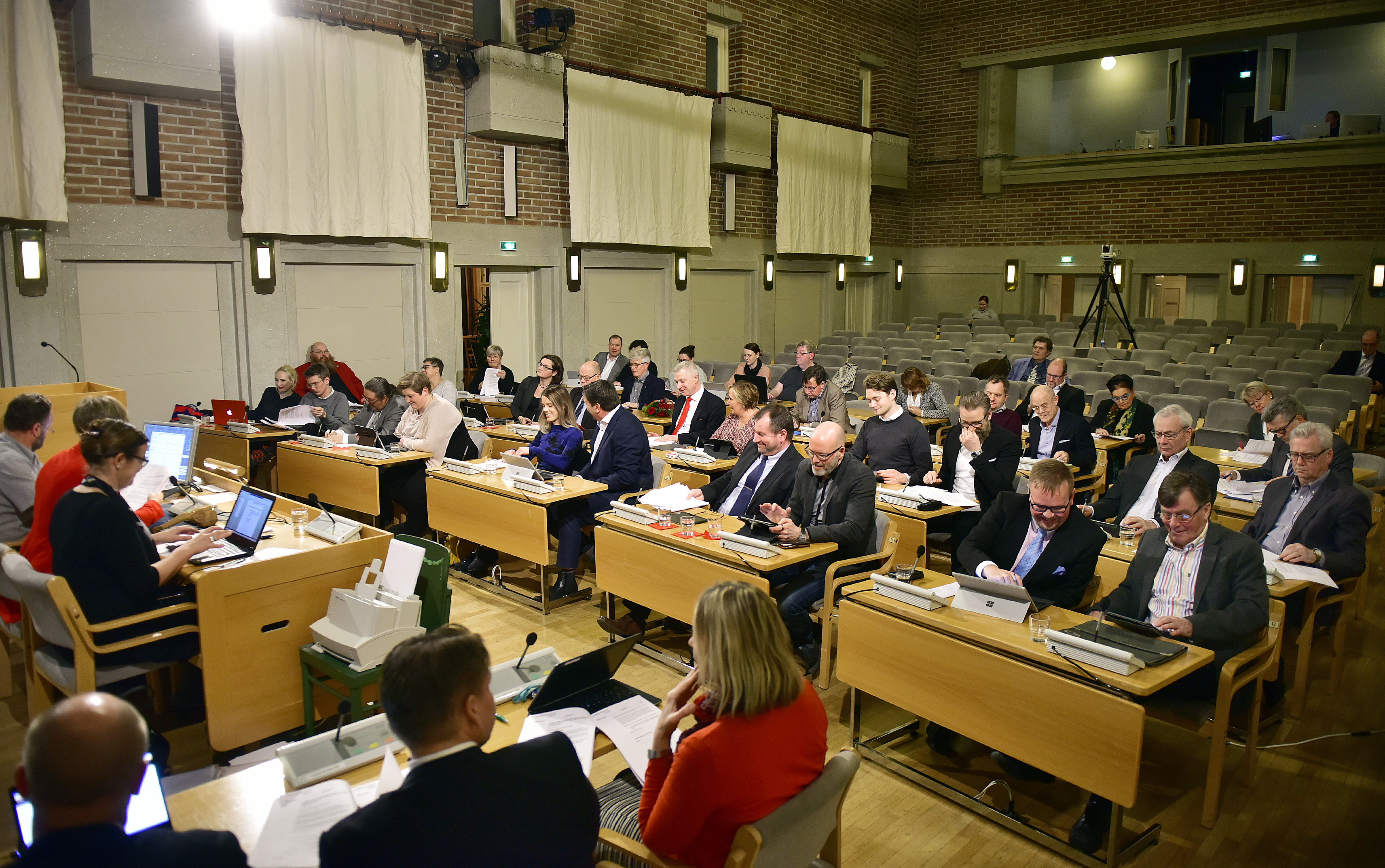 Hellre kortare talturer än färre politiker