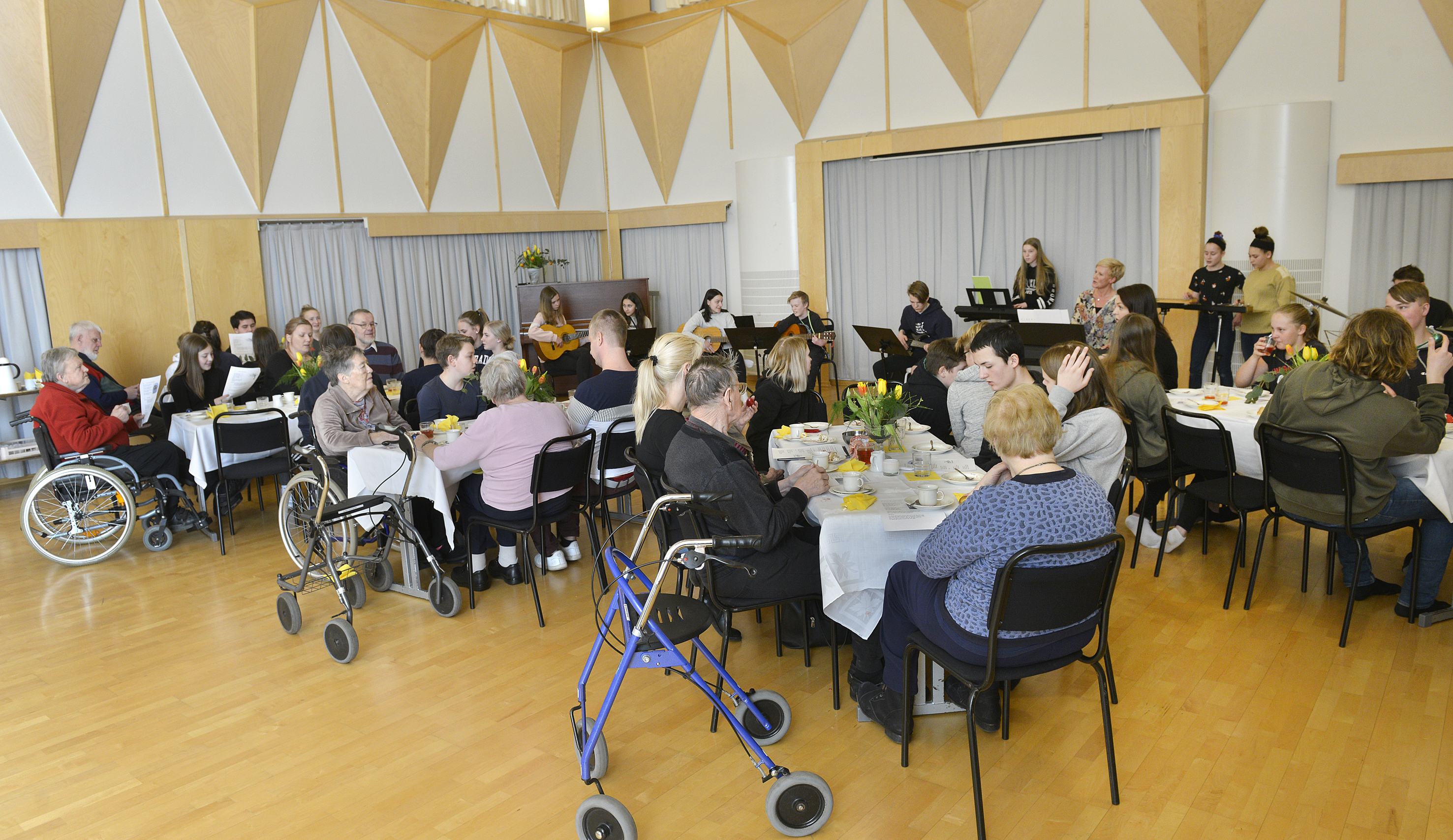 Unga och äldre sjöng och firade tillsammans