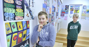 Skolkorridor fylld av konst