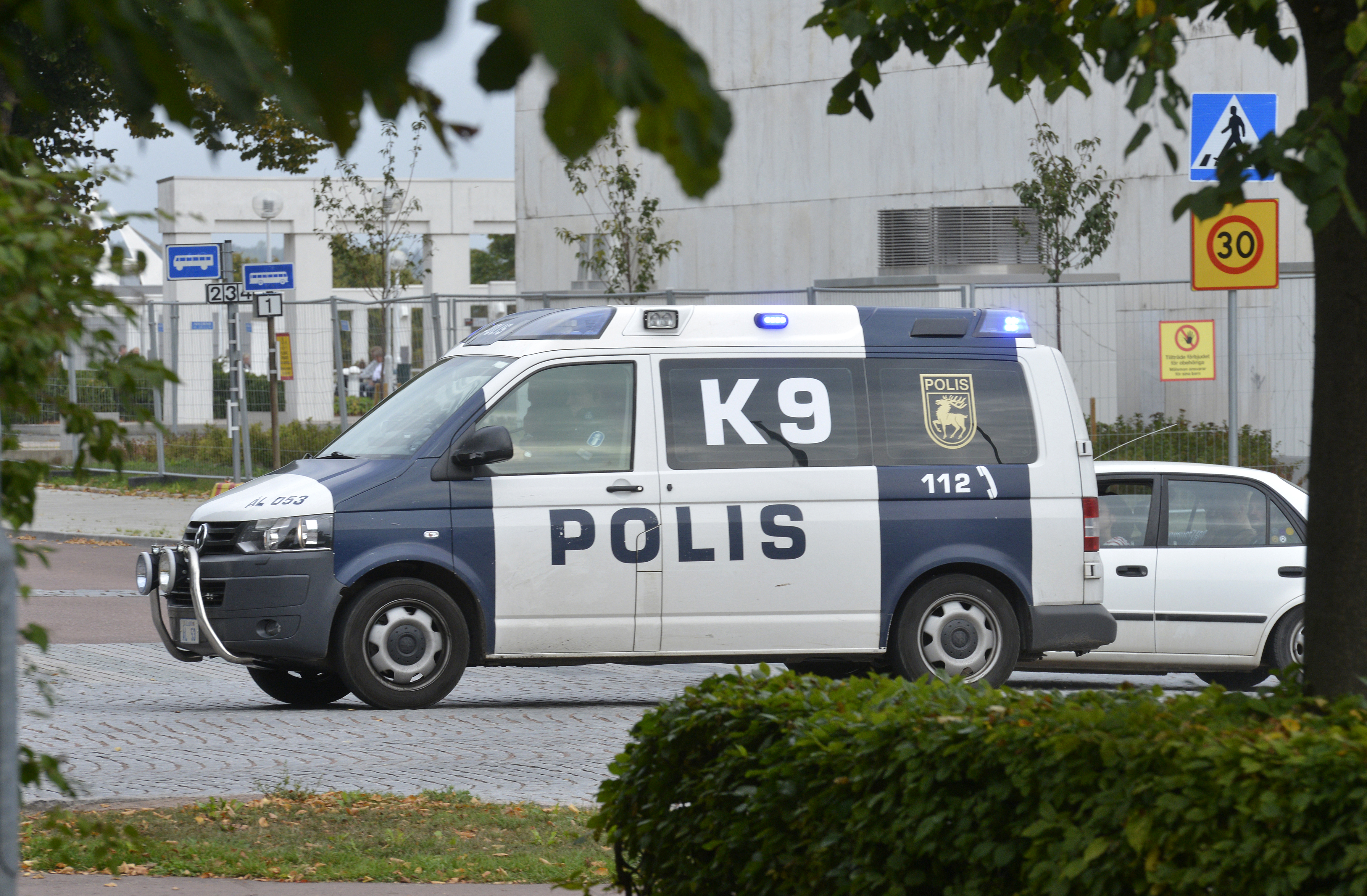 Bilist ignorerade stoppskylt – nära krock med polisbil