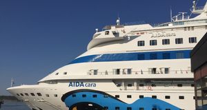 Två internationella kryssare i stadens hamn