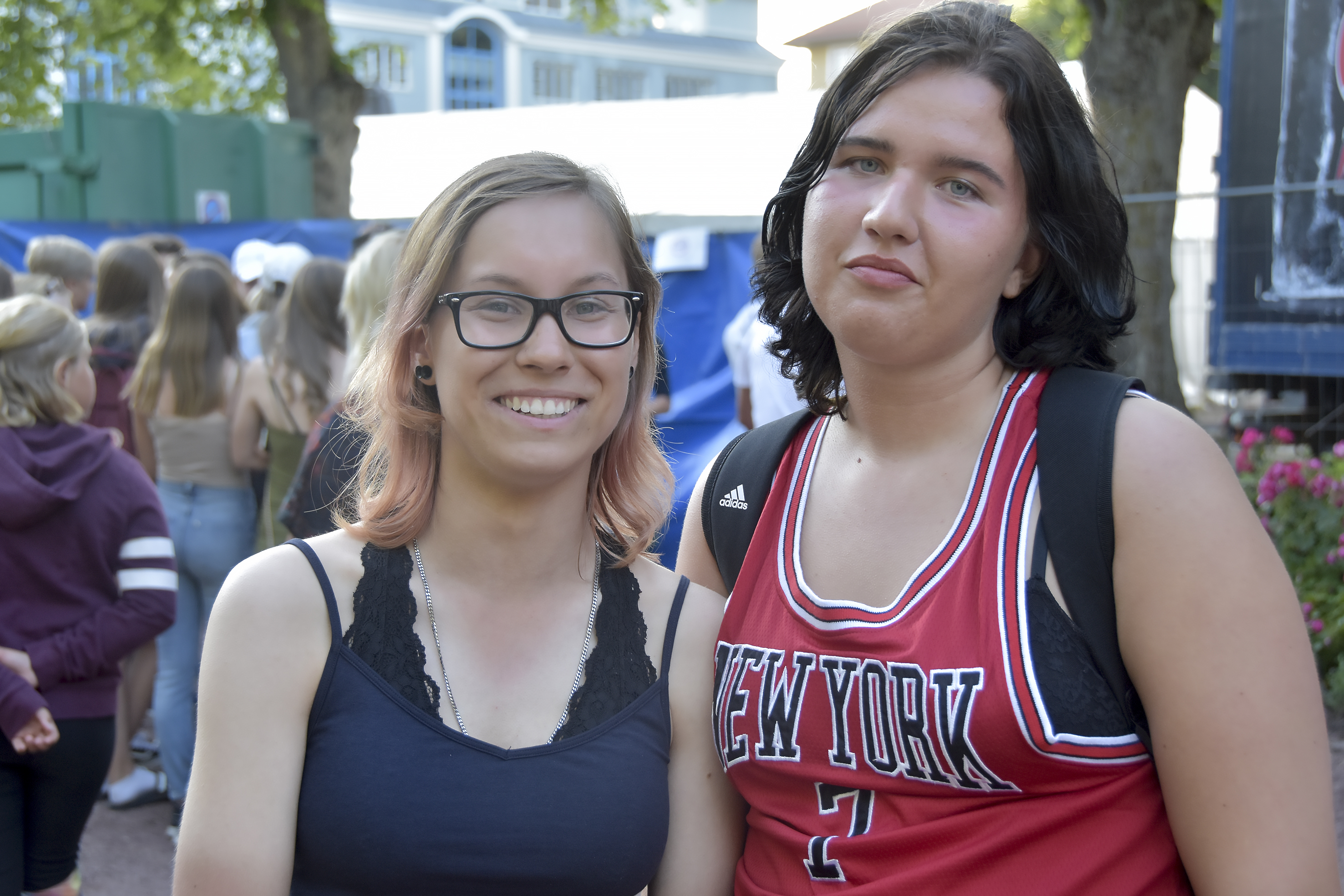 ”Vem vill stå 10 meter bort från scenen?”