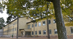 Åtalas för stöld av 17 surfplattor från skola