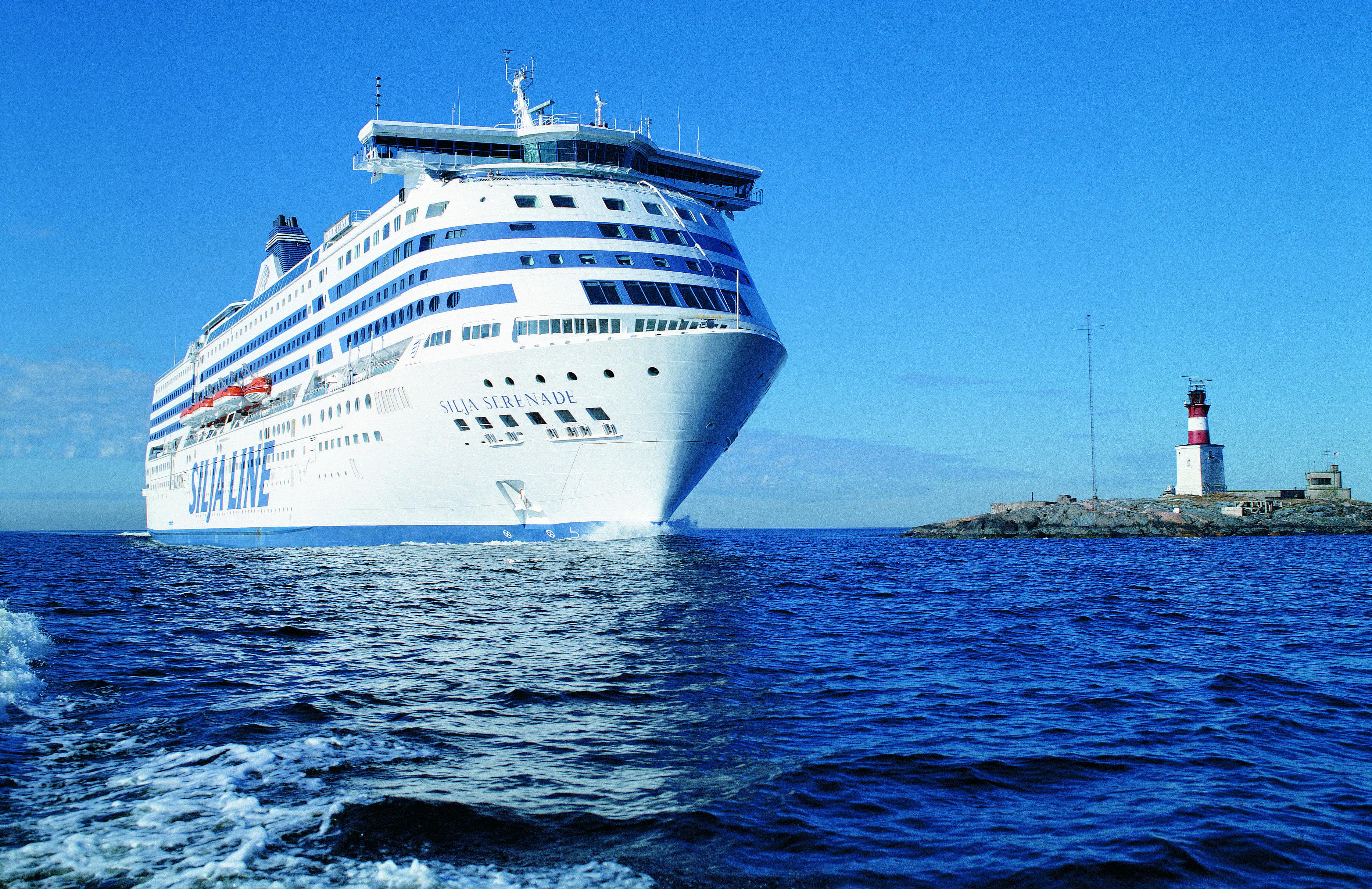 Polis genomsökte färja – flera gripna