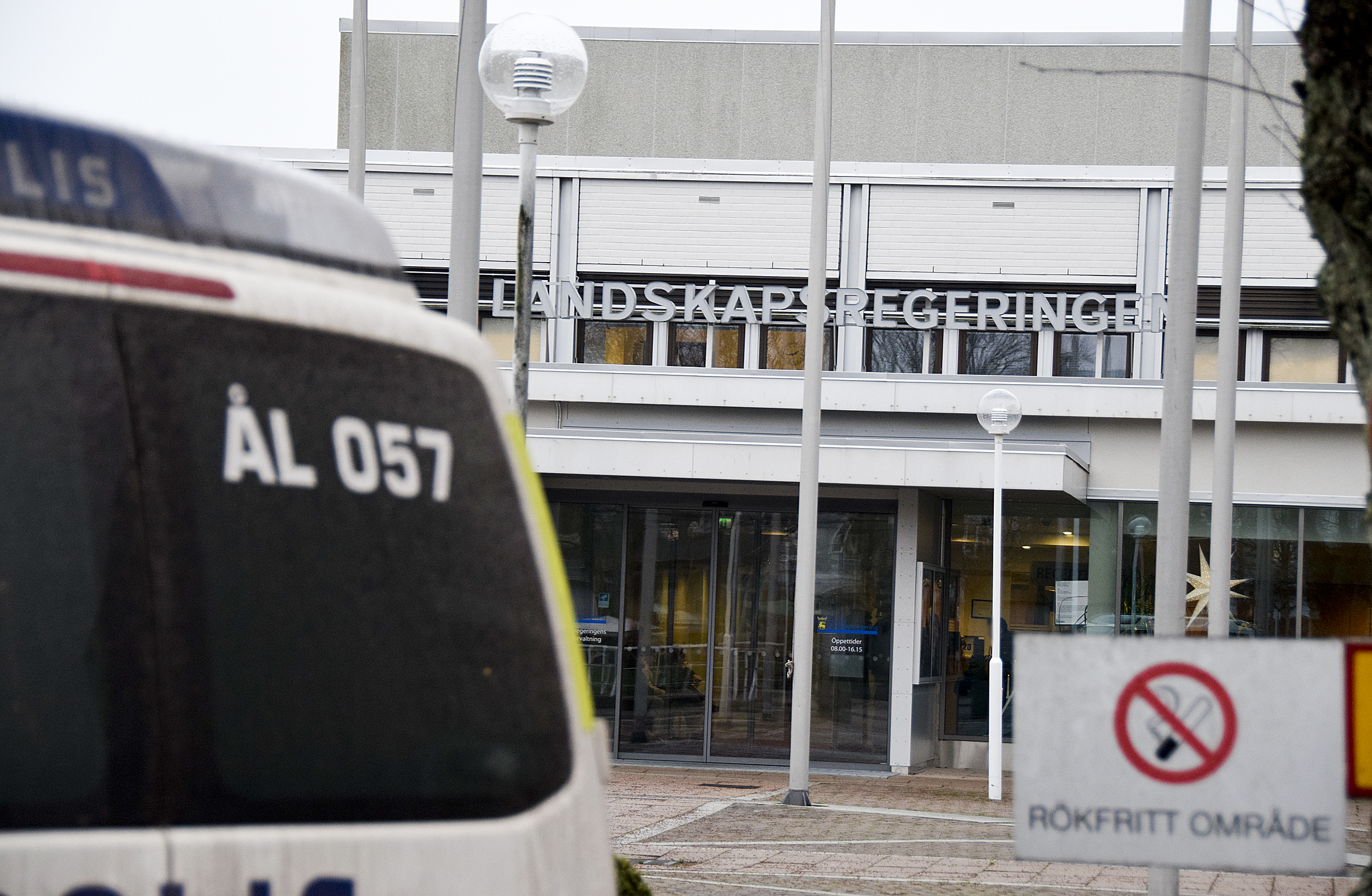 Män avhysta från landskapsregeringen