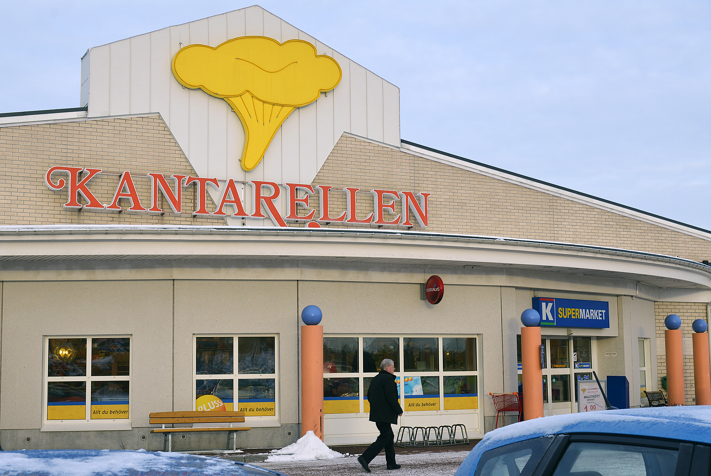 Mathias Eriksson slopar plastkassarna