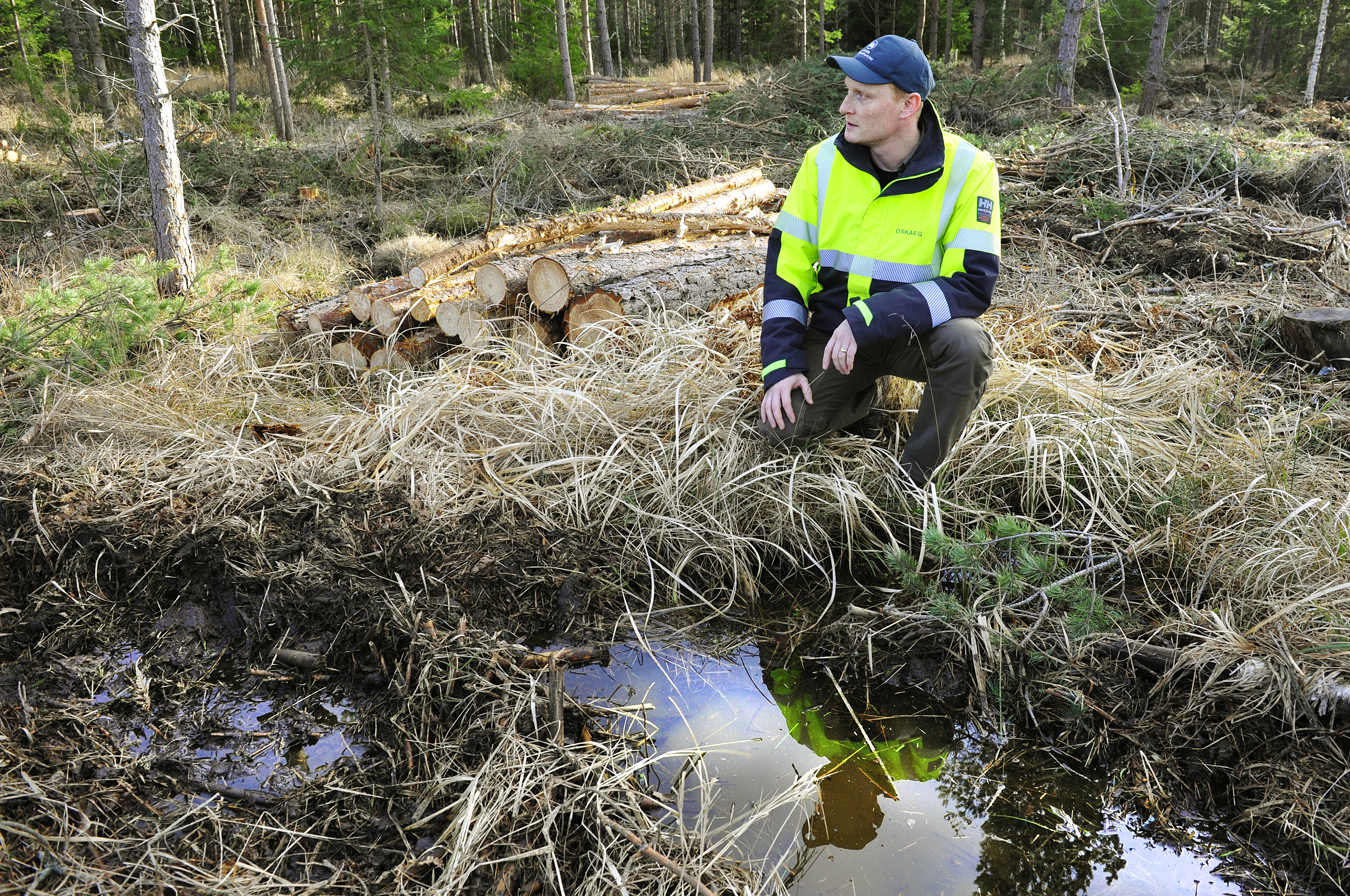 – Ibland måste man lämna ett vått område i mitten av ett skifte och komma tillbaka i ett senare skede, förklarar Oskar Qvarnström. ”Visst ställer det till det för oss.”