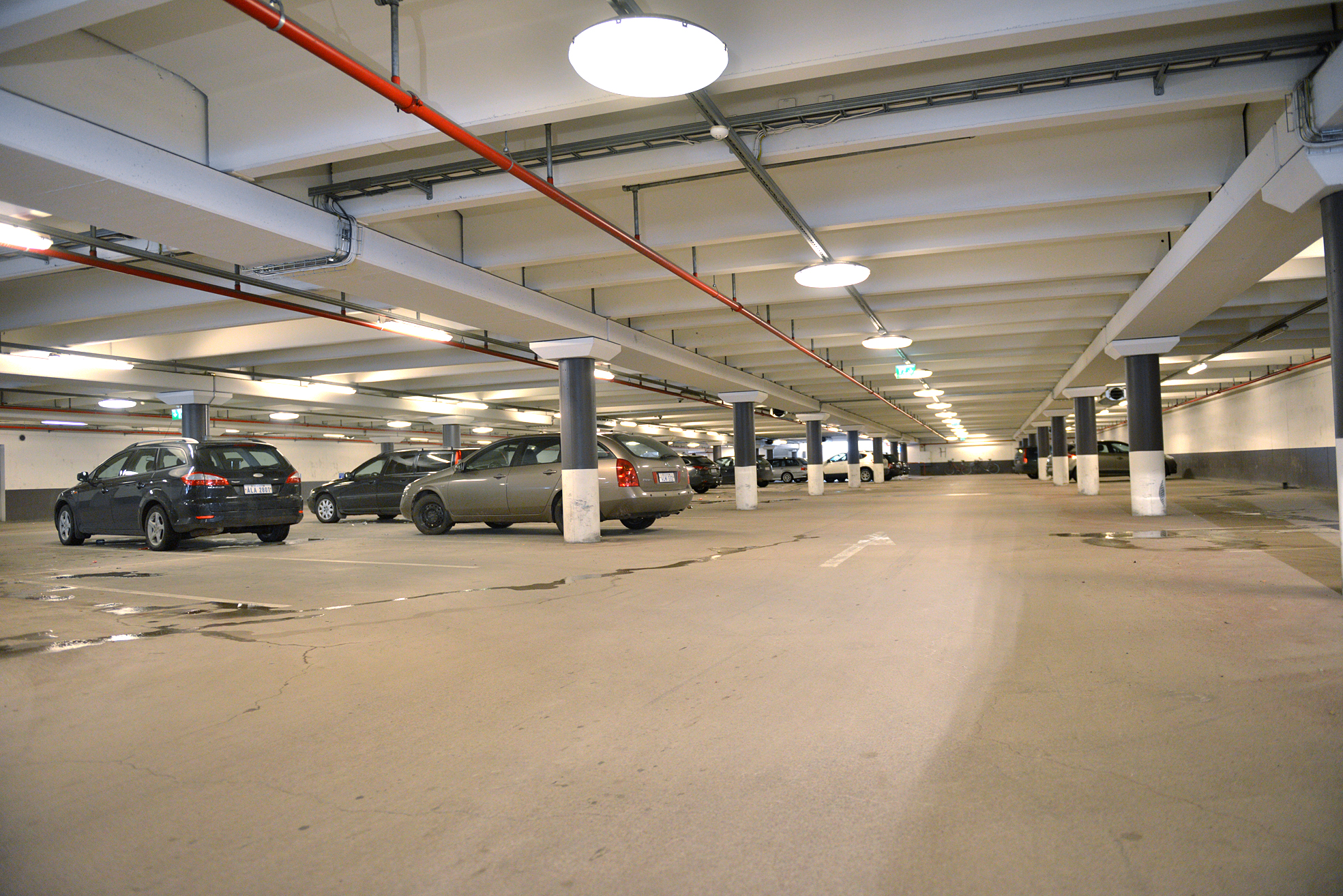 Larm om buskörning med mopedbilar i parkeringshus