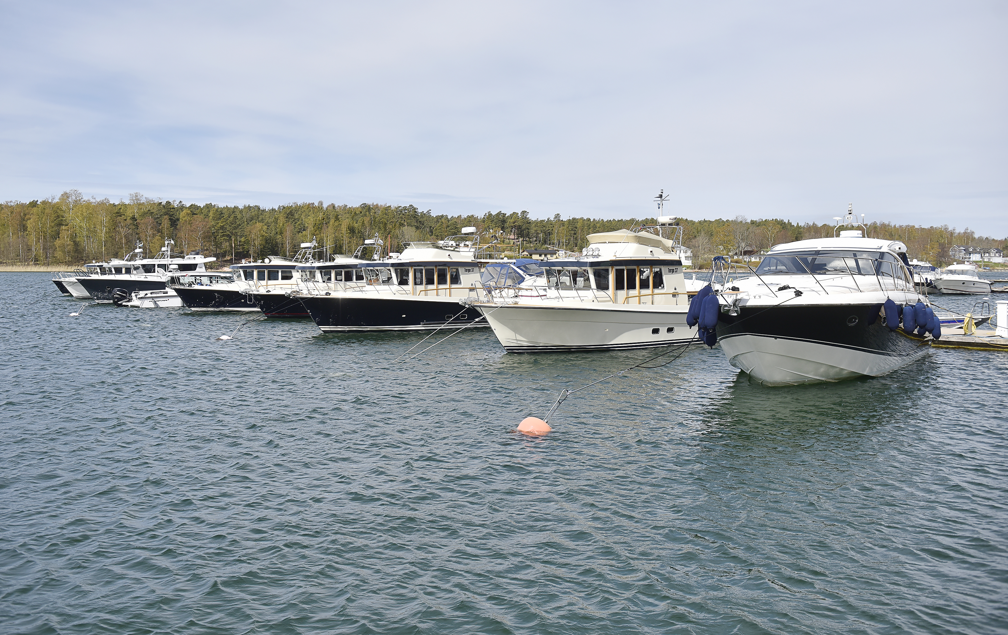 Samhällssmitta kräver fortsatt social distansering