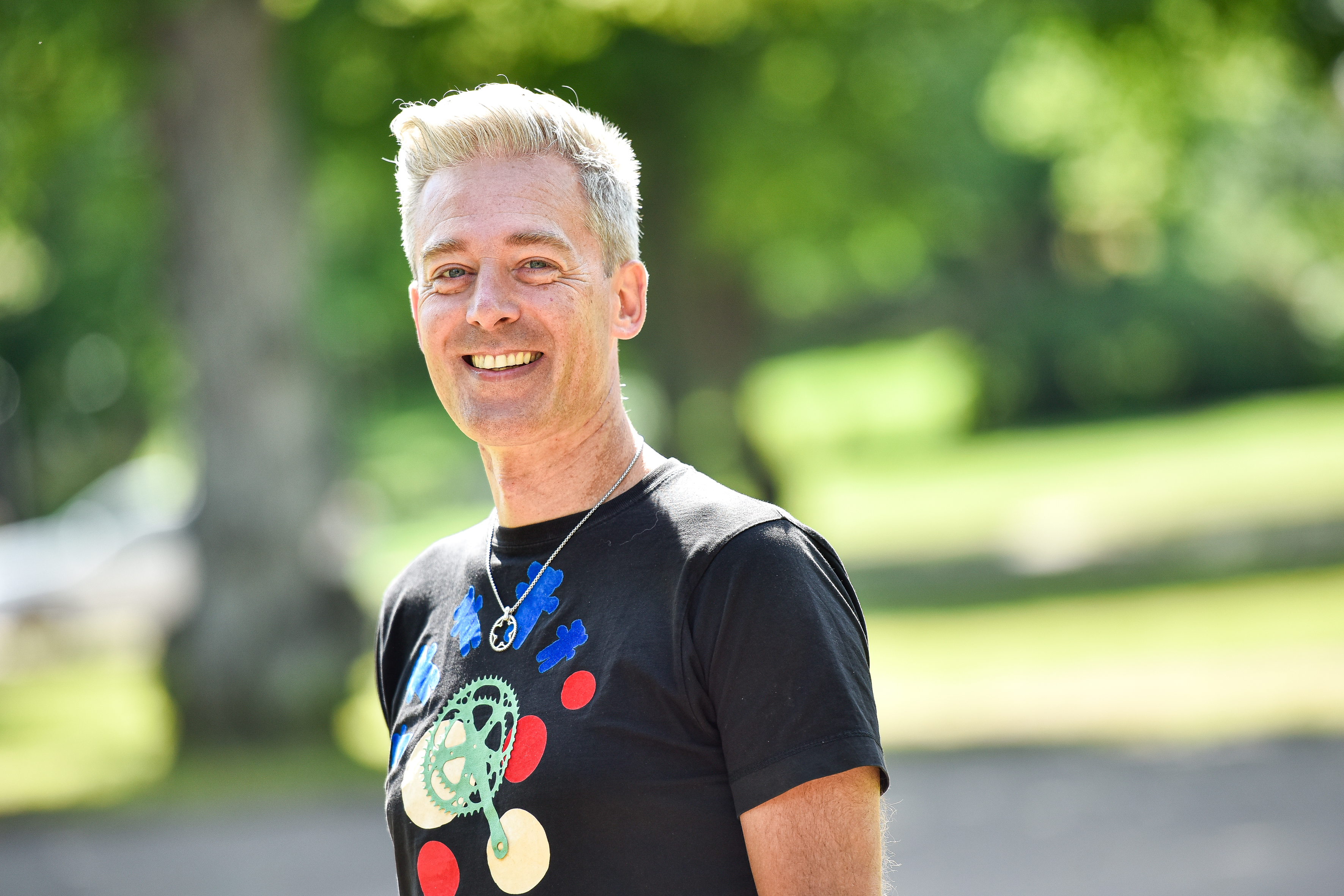 Han pekar på faran med skenhelig integration