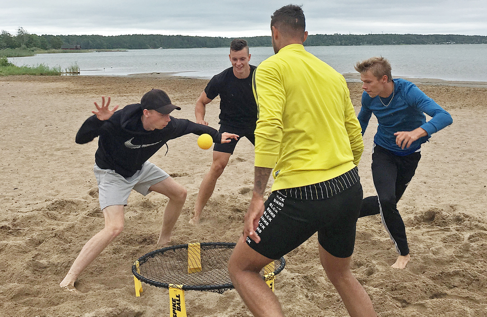 Scott ordnar Ålands första spikeball-turnering
