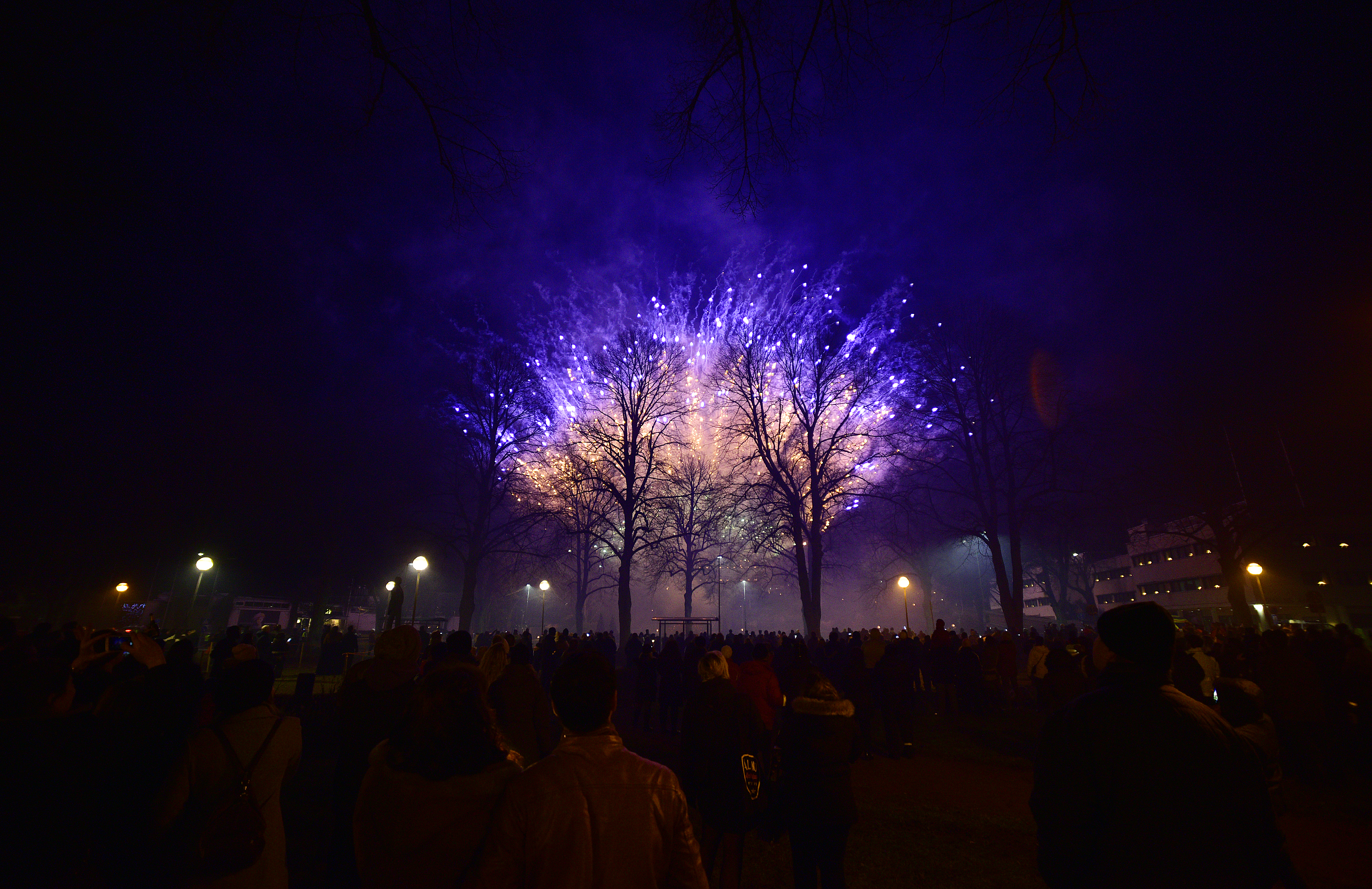 Alarmcentralen: Fira lugnt och håll avstånd