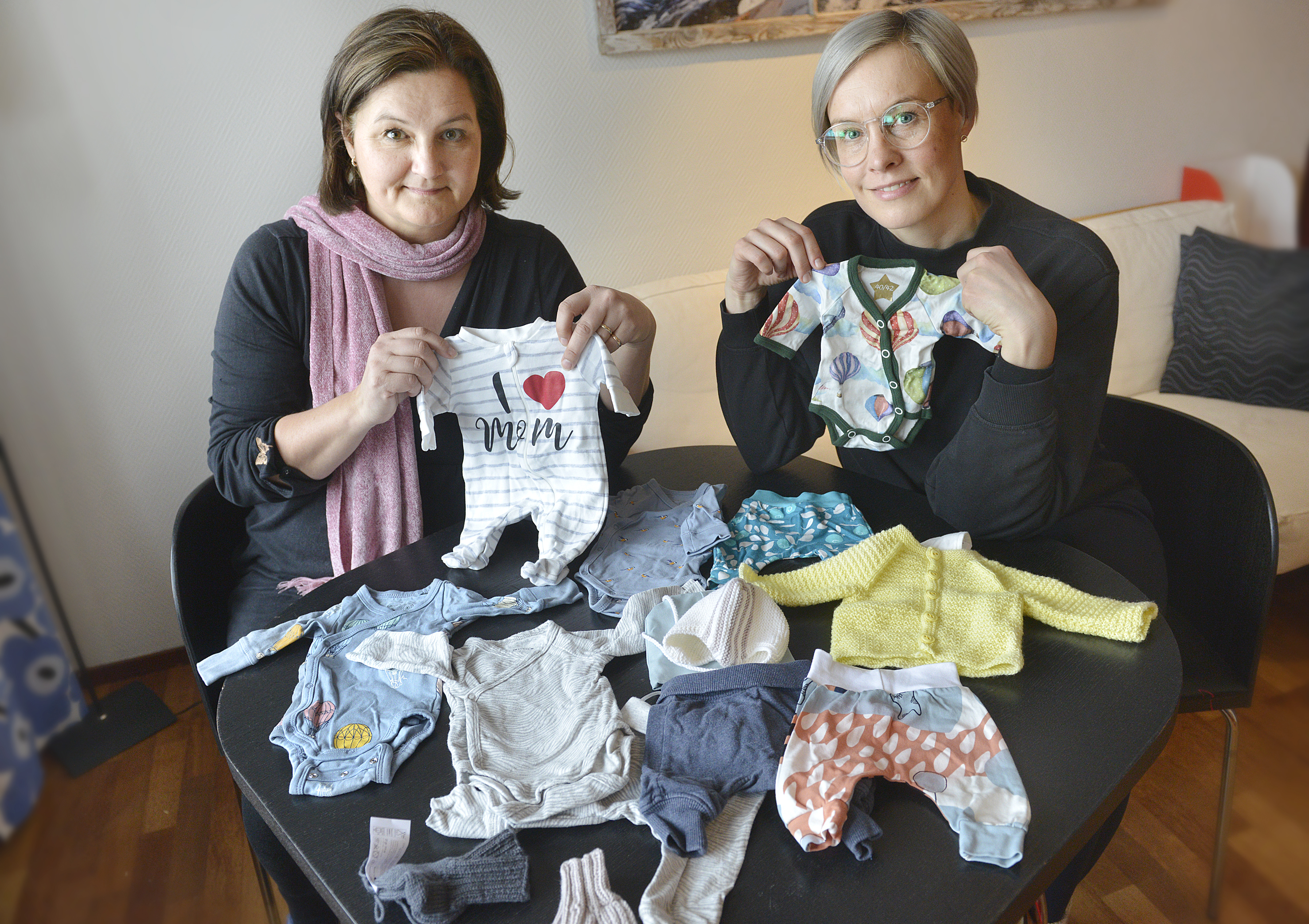 Barnmorskor delar ut kläder till prematurbebisar