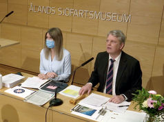 Wiklöf petad: ”Har för många hattar”