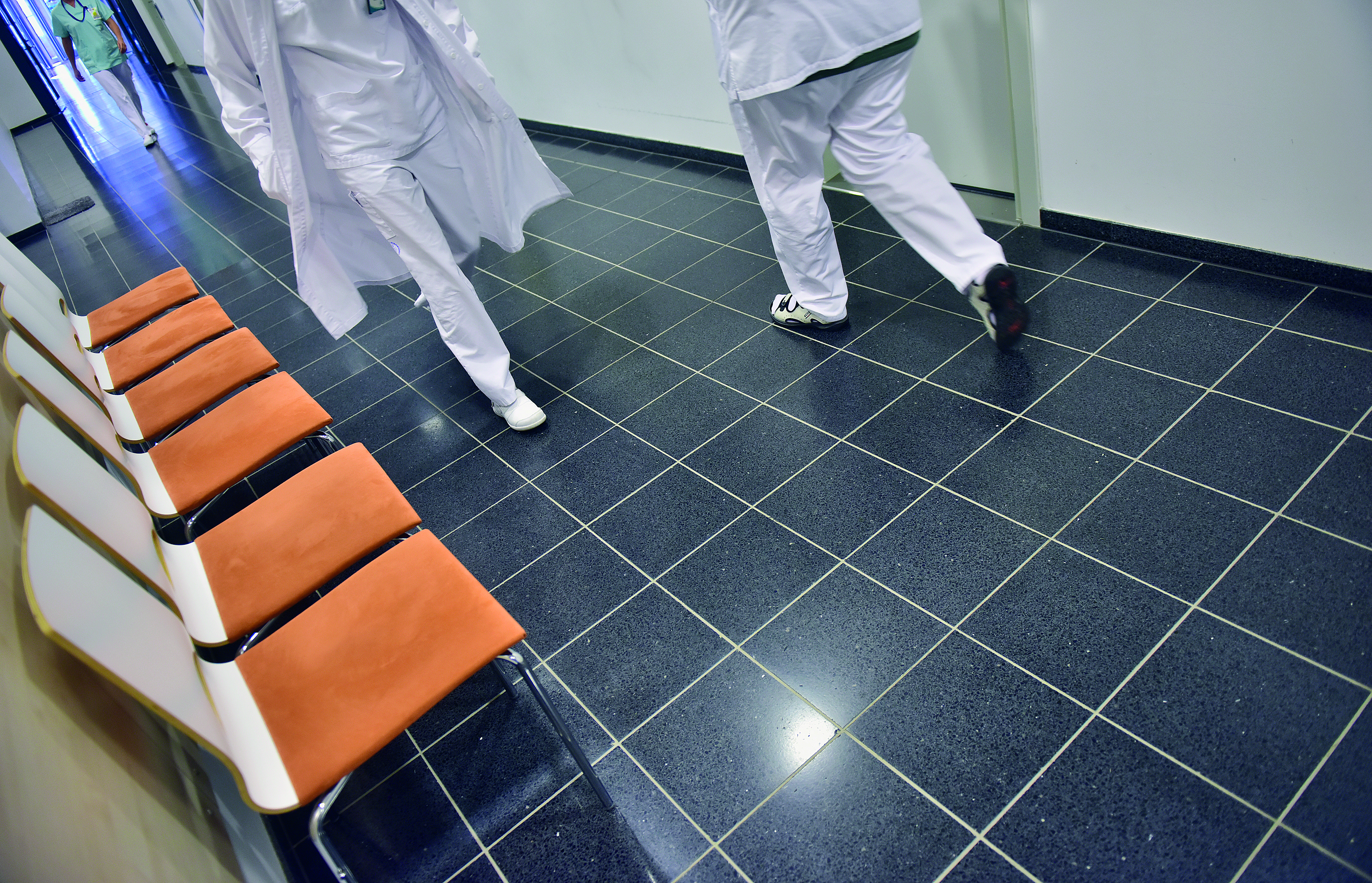 Förslag från riksregeringen: Endast fullvaccinerad vårdpersonal ska möta patienter