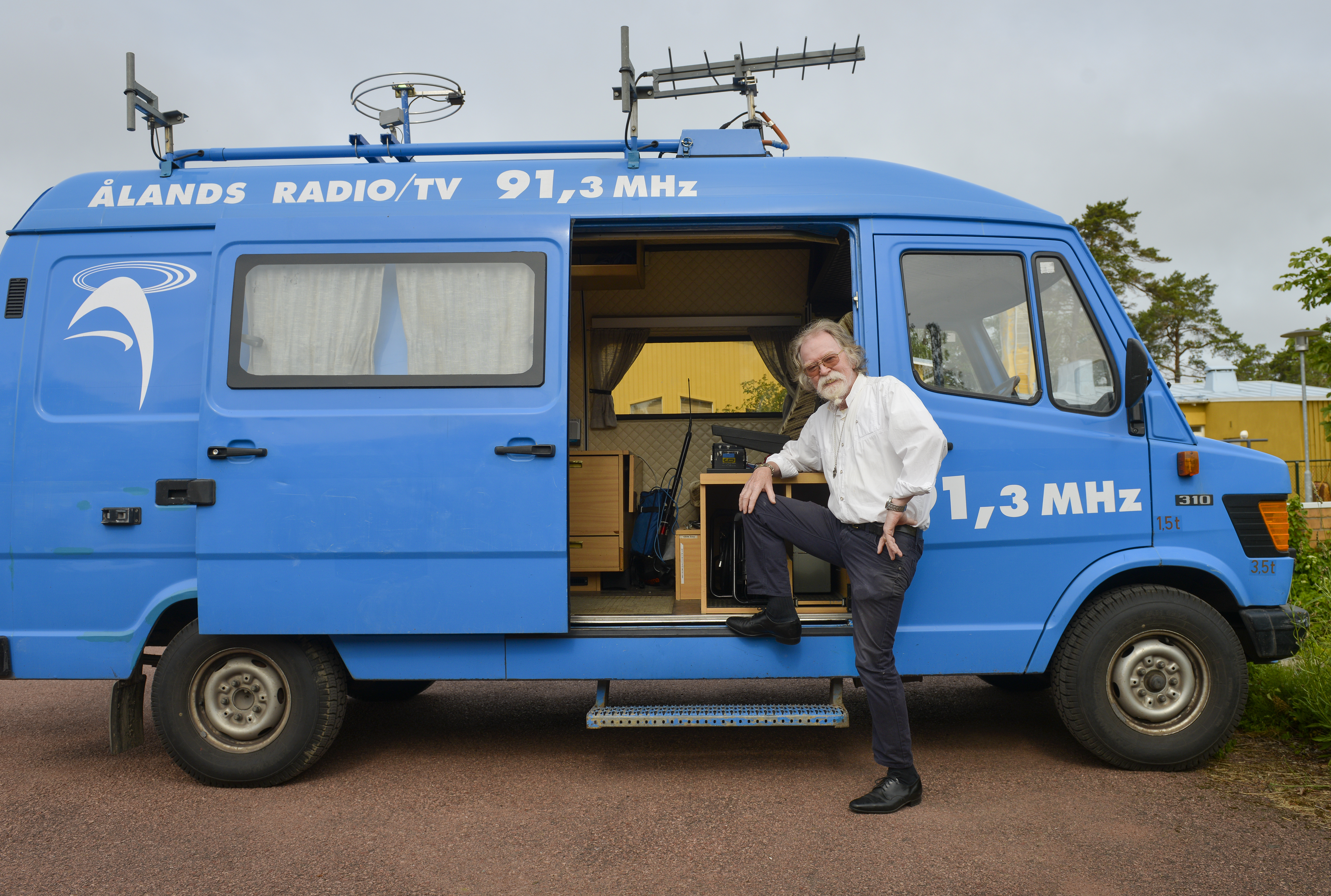 Han tar hand om Ålands radios blåa buss