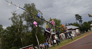 Skyhög midsommarstång i Hammarland