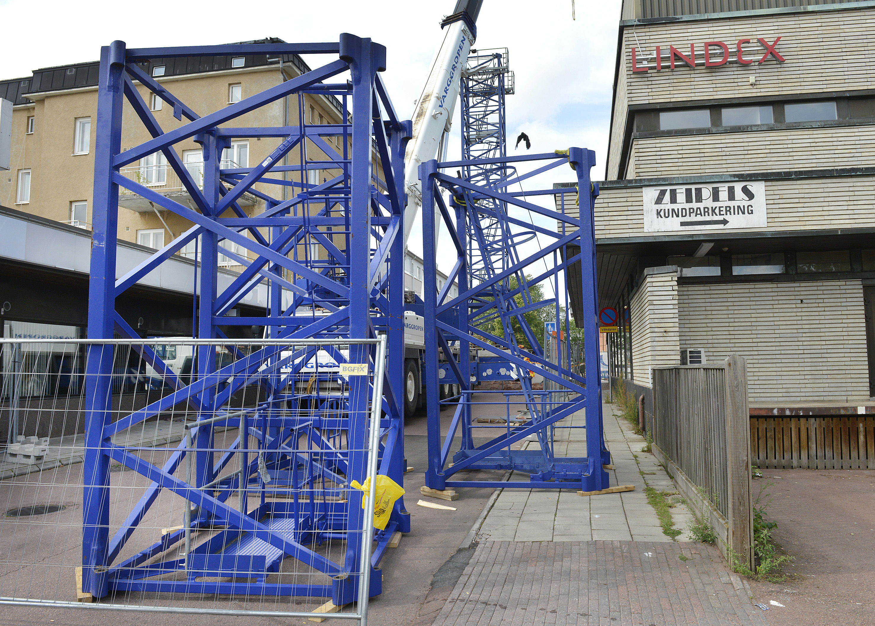 I två år ska byggkranen vara på plats