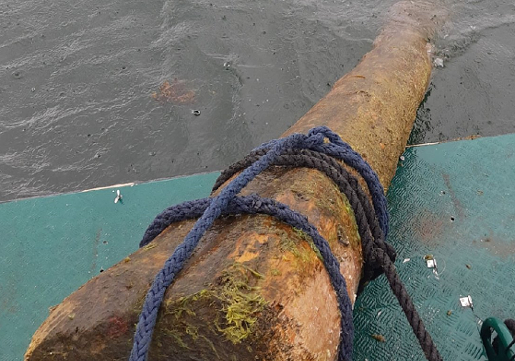Varning för drivande stockar söder på Åland
