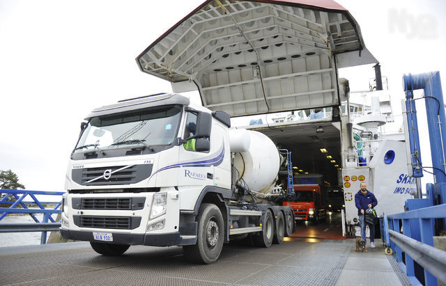 Ett skepp kommer lastat – med nio betongbilar