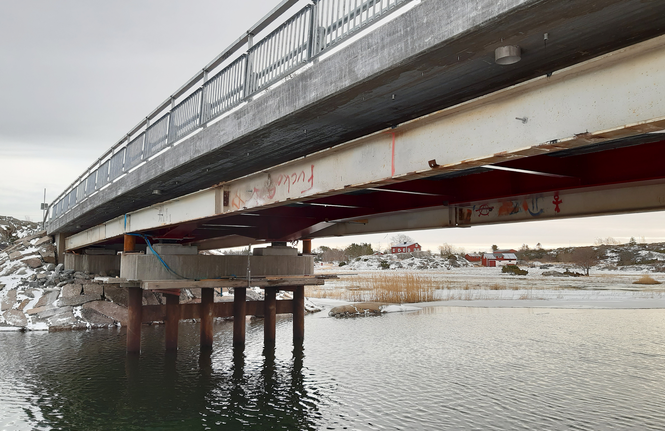 Nu rullar trafiken på nya Karlbybron