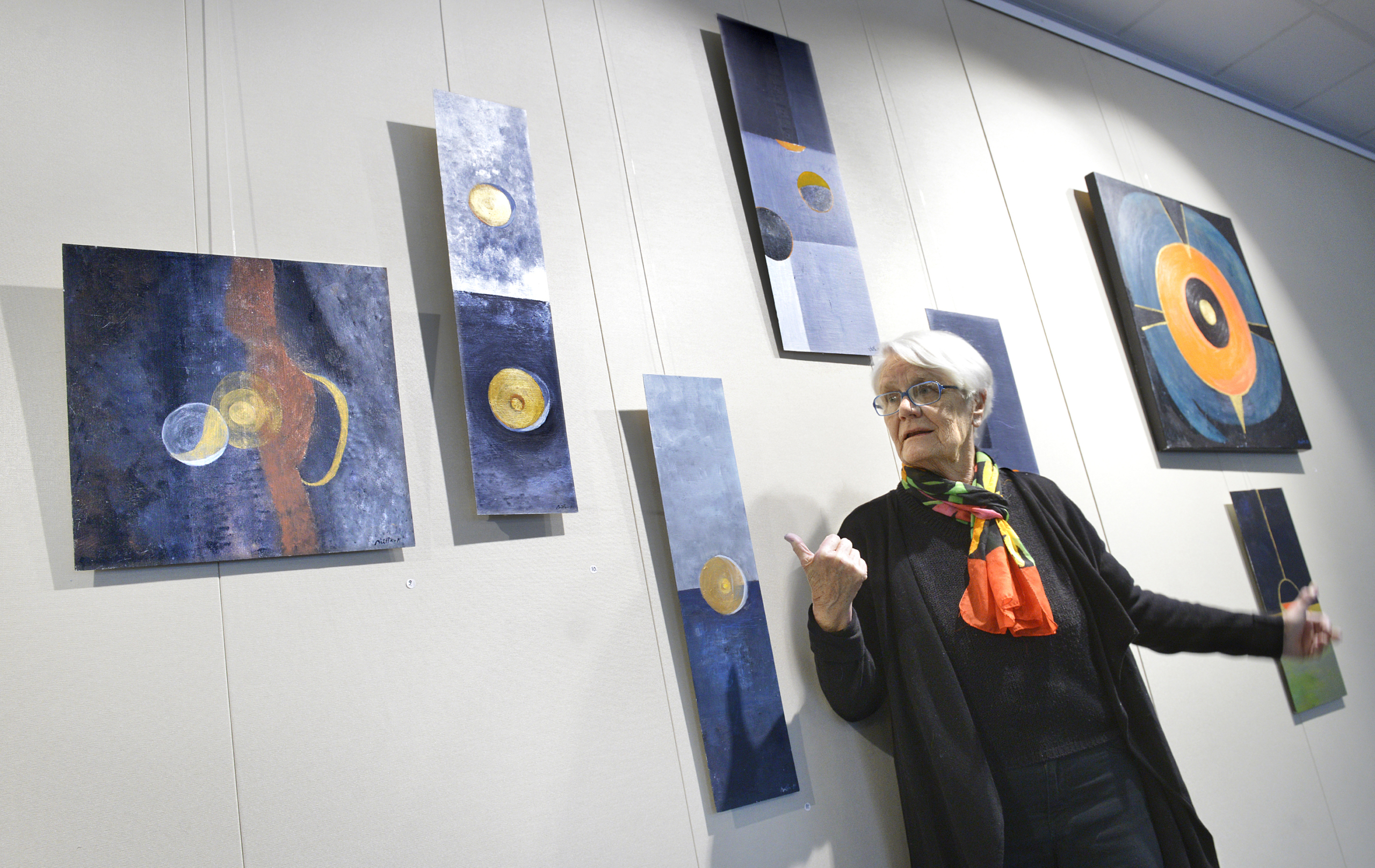 Ny utställning: Hon visar abstrakta bilder av kosmos