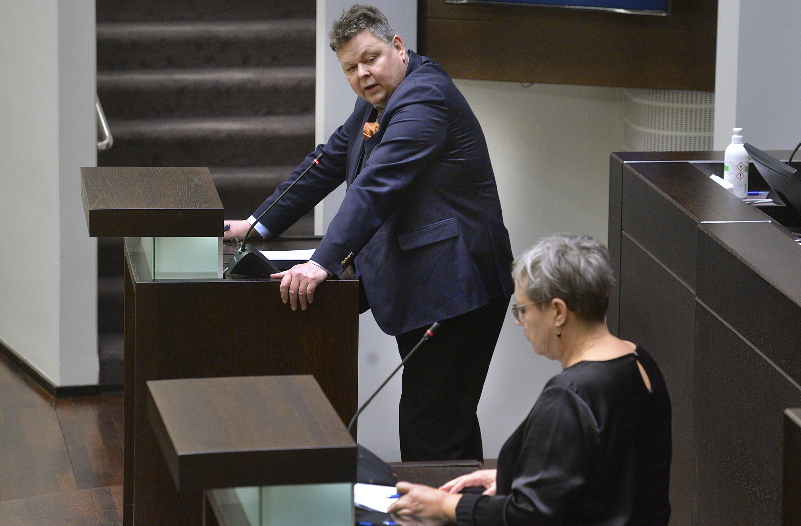 Ministern pressades om offentliga ekonomin