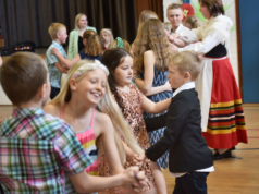 Dans, mingel och snittar när Föglö skola firar Åland 100