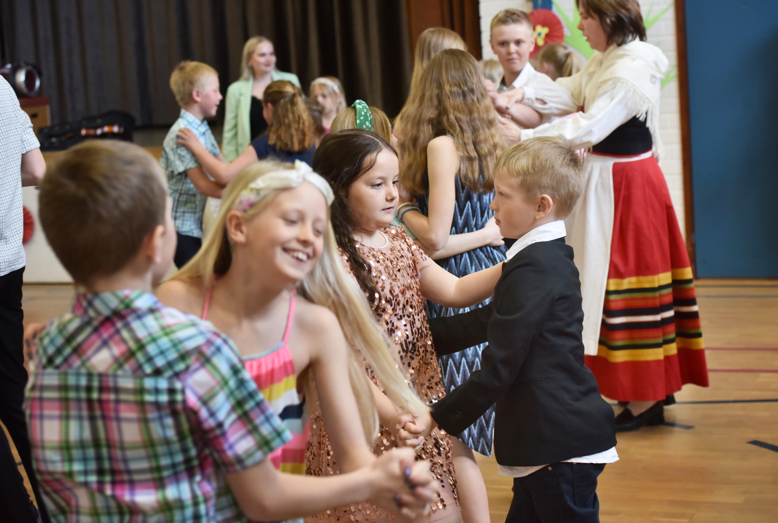 Dans, mingel och snittar när Föglö skola firar Åland 100
