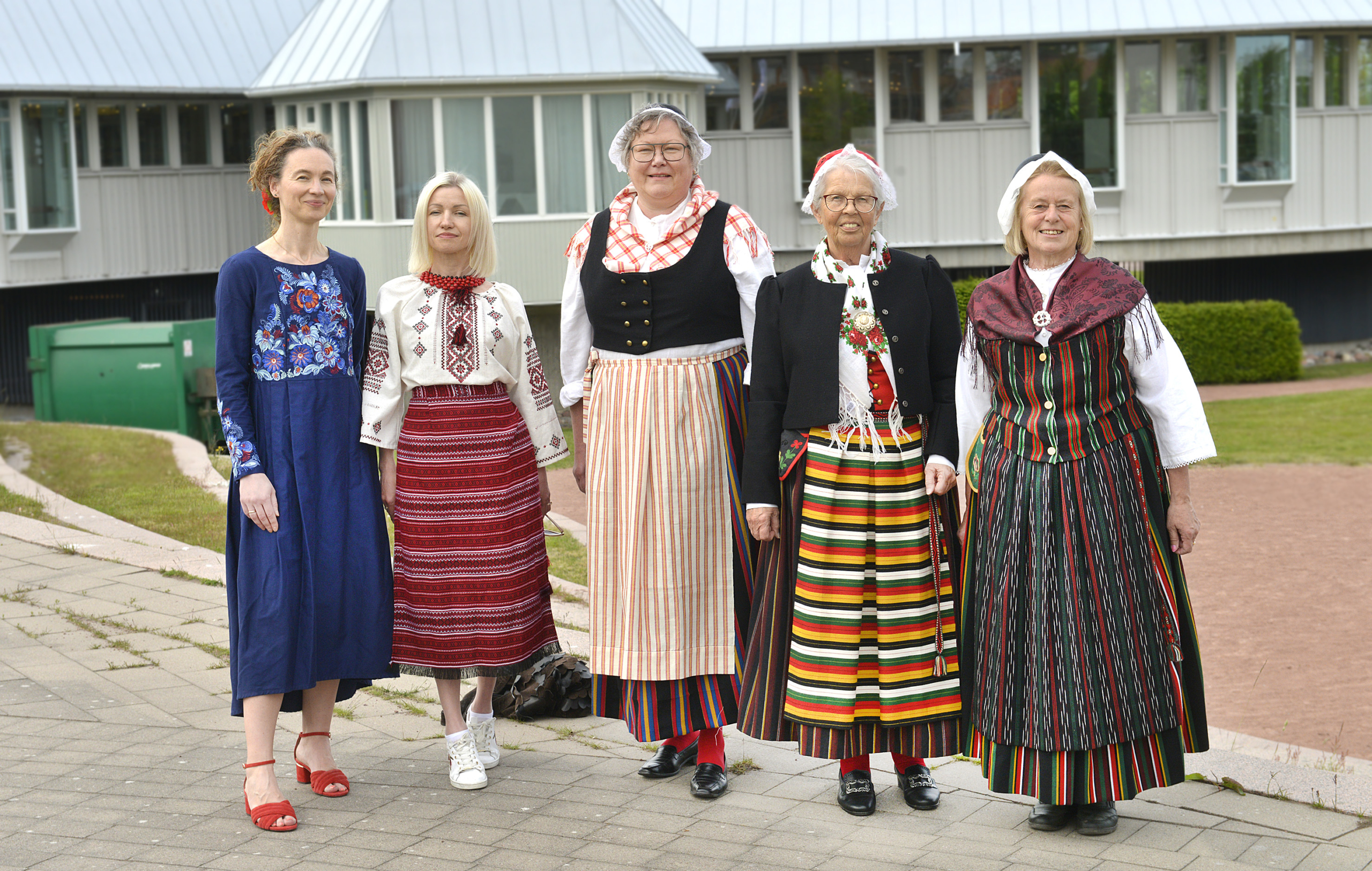 100 folkdräkter i mångkulturell parad