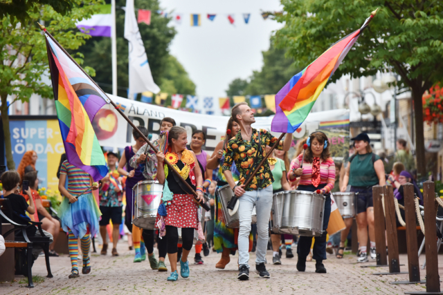 Se bilderna från årets Pride-tåg här!