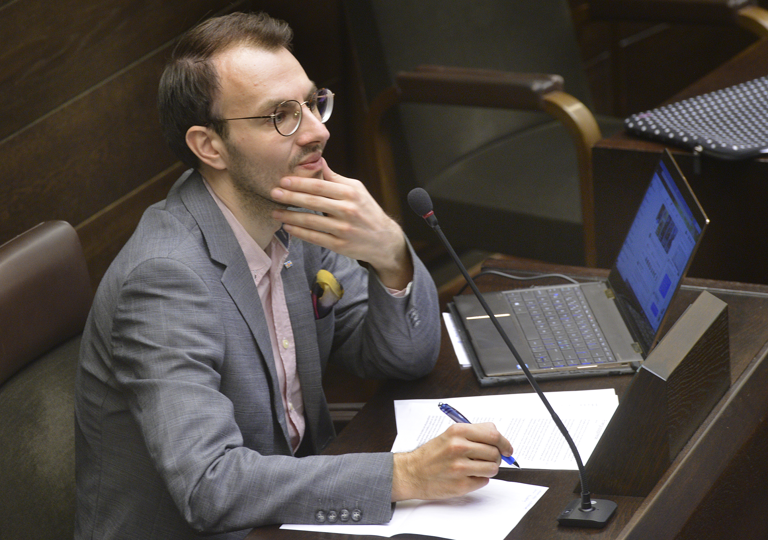 HI överväger att lämna regeringen