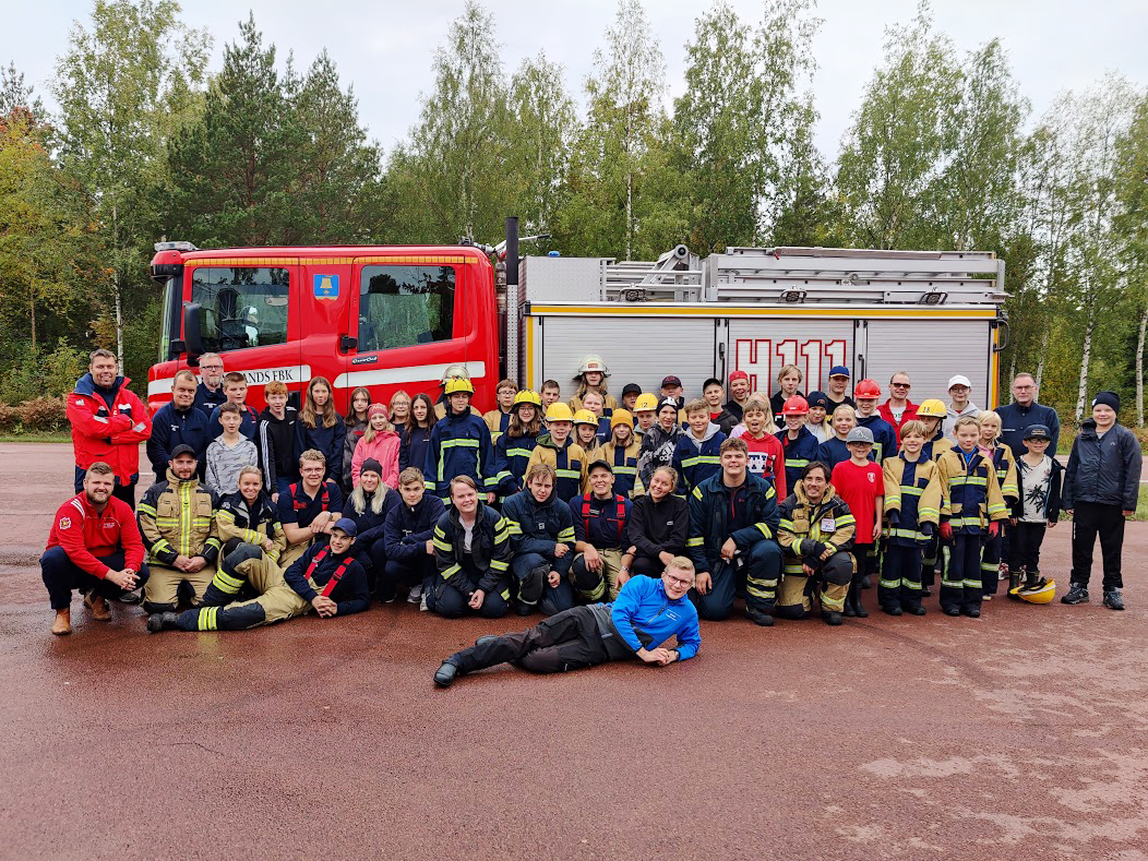 Låtsaslarm och stafett under brandkårsläger för unga