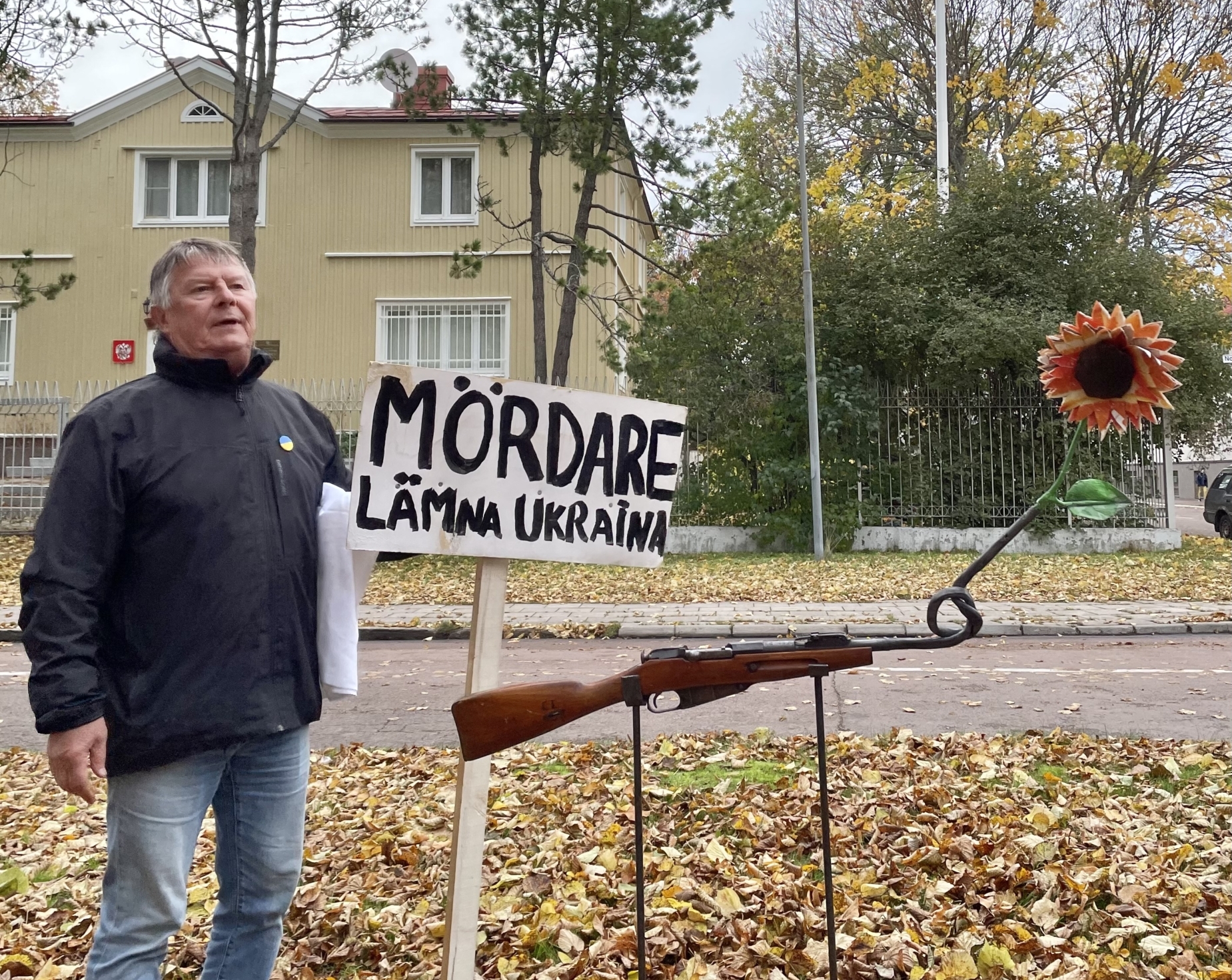 Fredsskulptur utreds för skjutvapenbrott