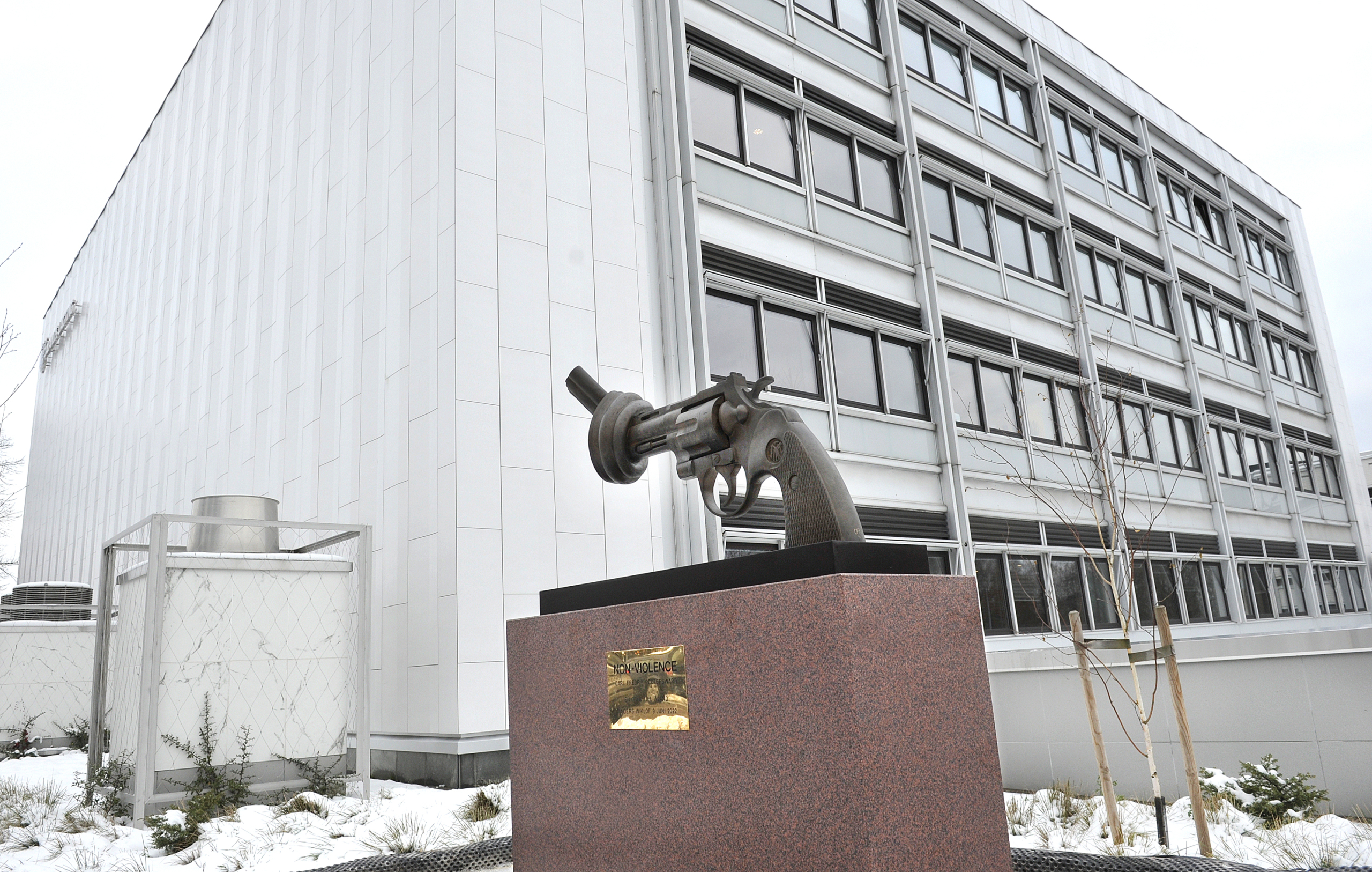 Fredsskulpturen flyttad av säkerhetsskäl – igen