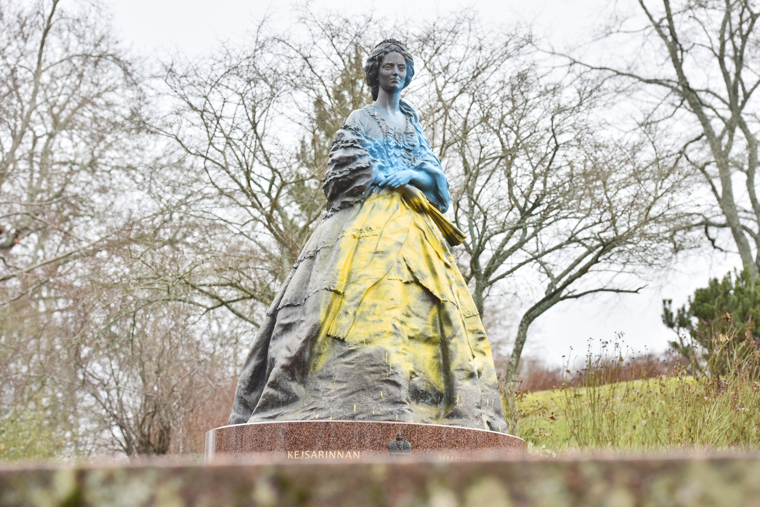 Statyn av Maria Alexandrovna målades i ukrainska färger