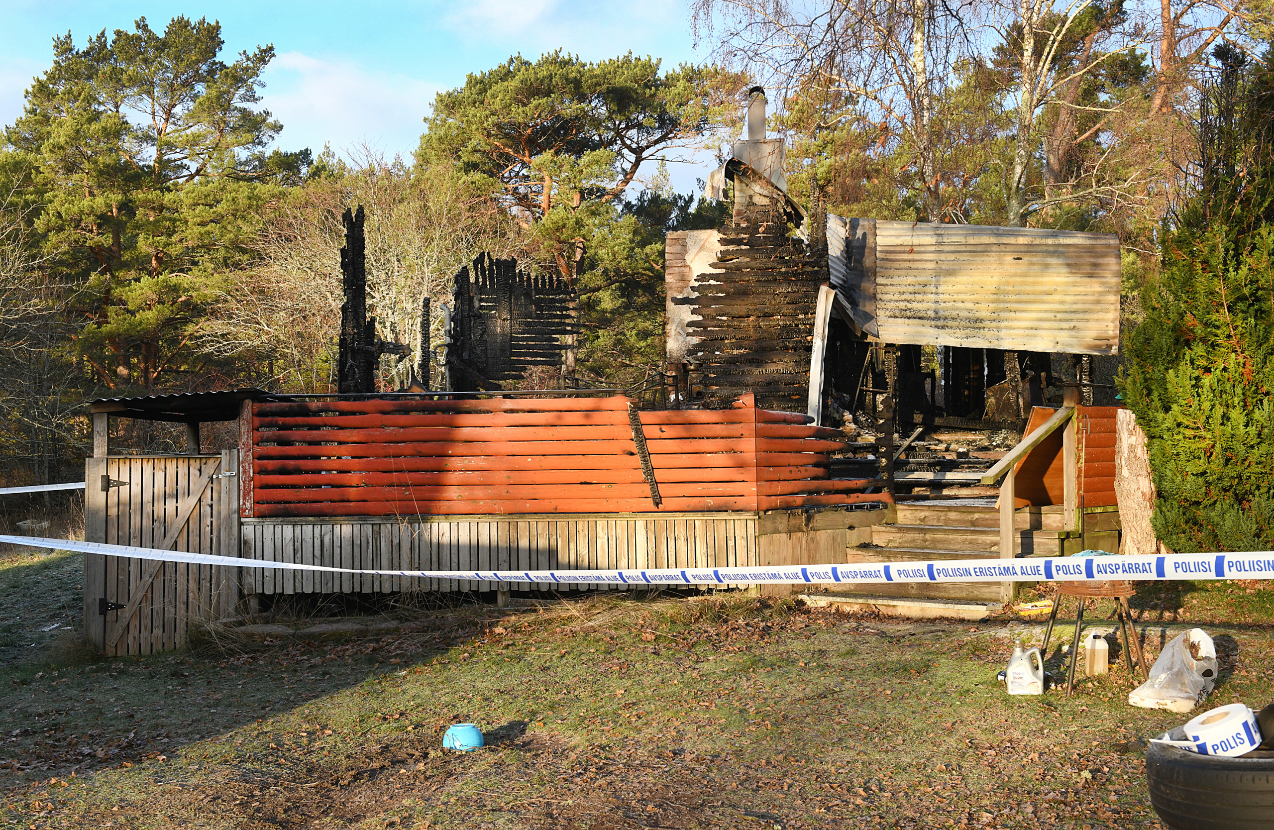 En person dog i Föglöbranden