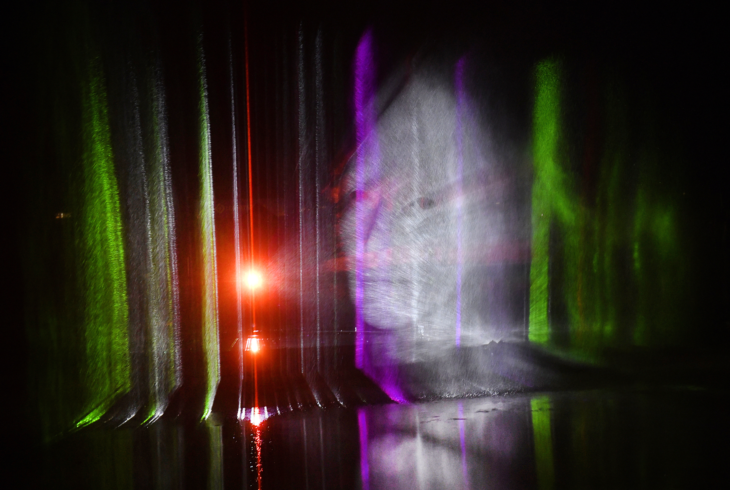 Bildspel: Konstverk av bilder, vatten och ljud markerar årets slut