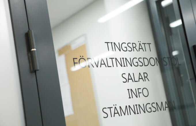 Kvinna och man åtalas för brott mot varandra