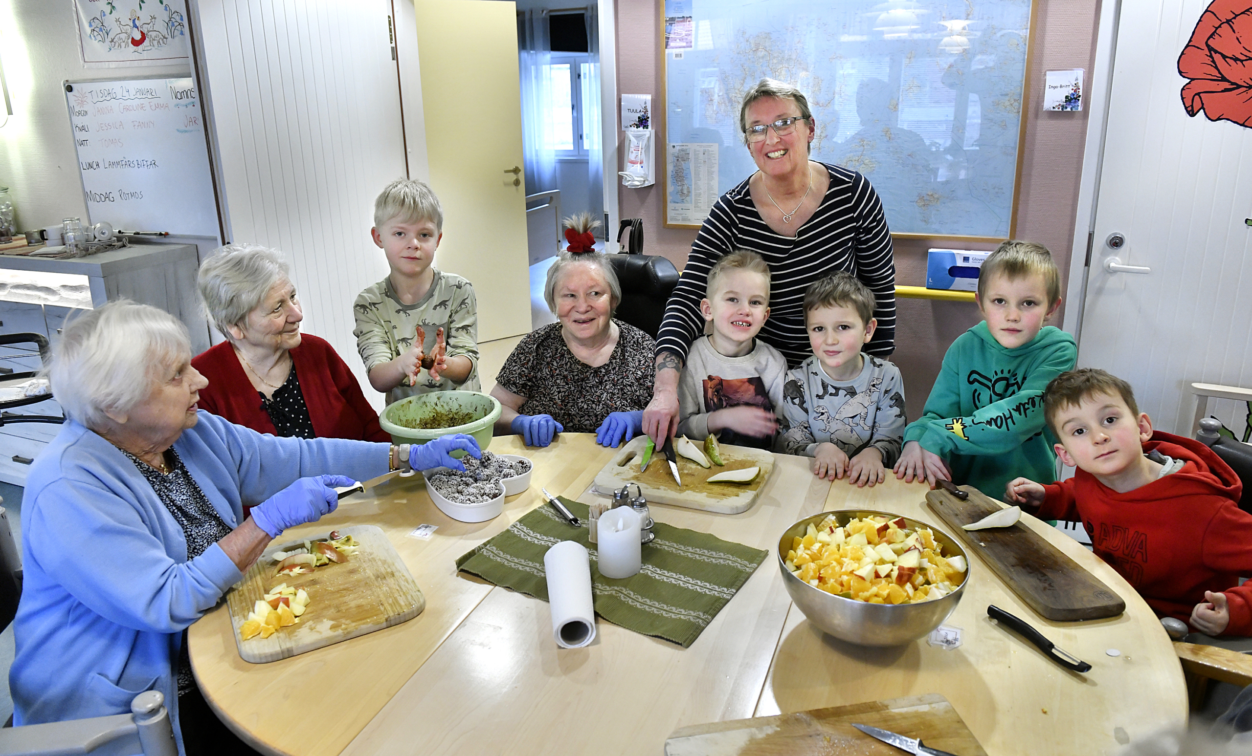 Liv i luckan när Kotten hälsar på i Hemgården