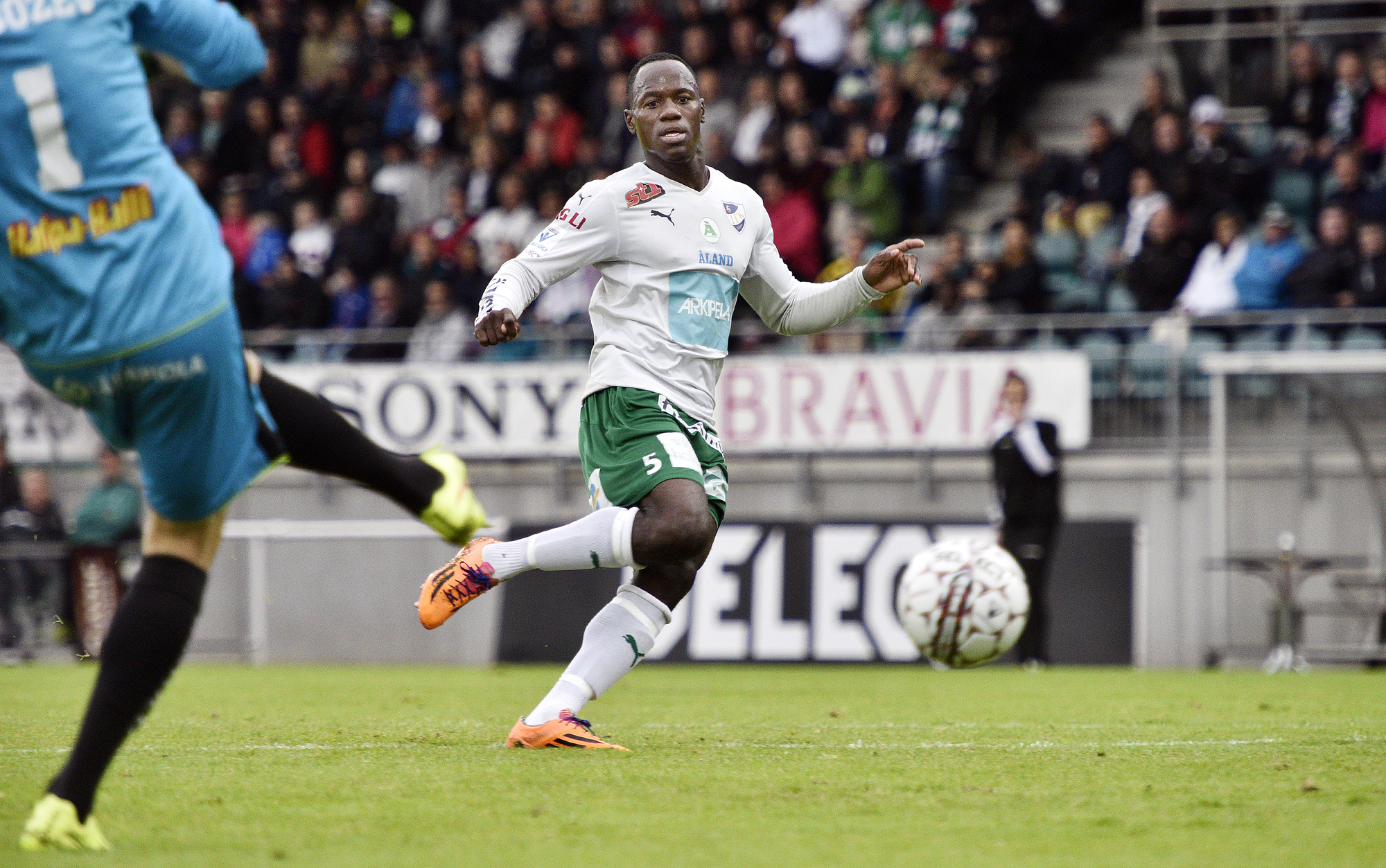 Jamaicansk anfallare testar med ”Grönvitt”