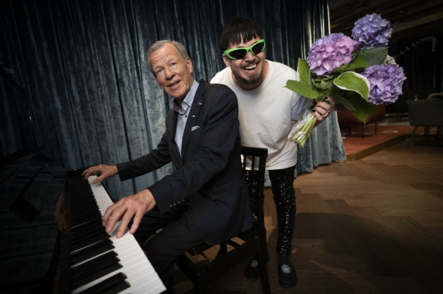 VIDEO: Här firar Anders Wiklöf och Käärijä med bubbel