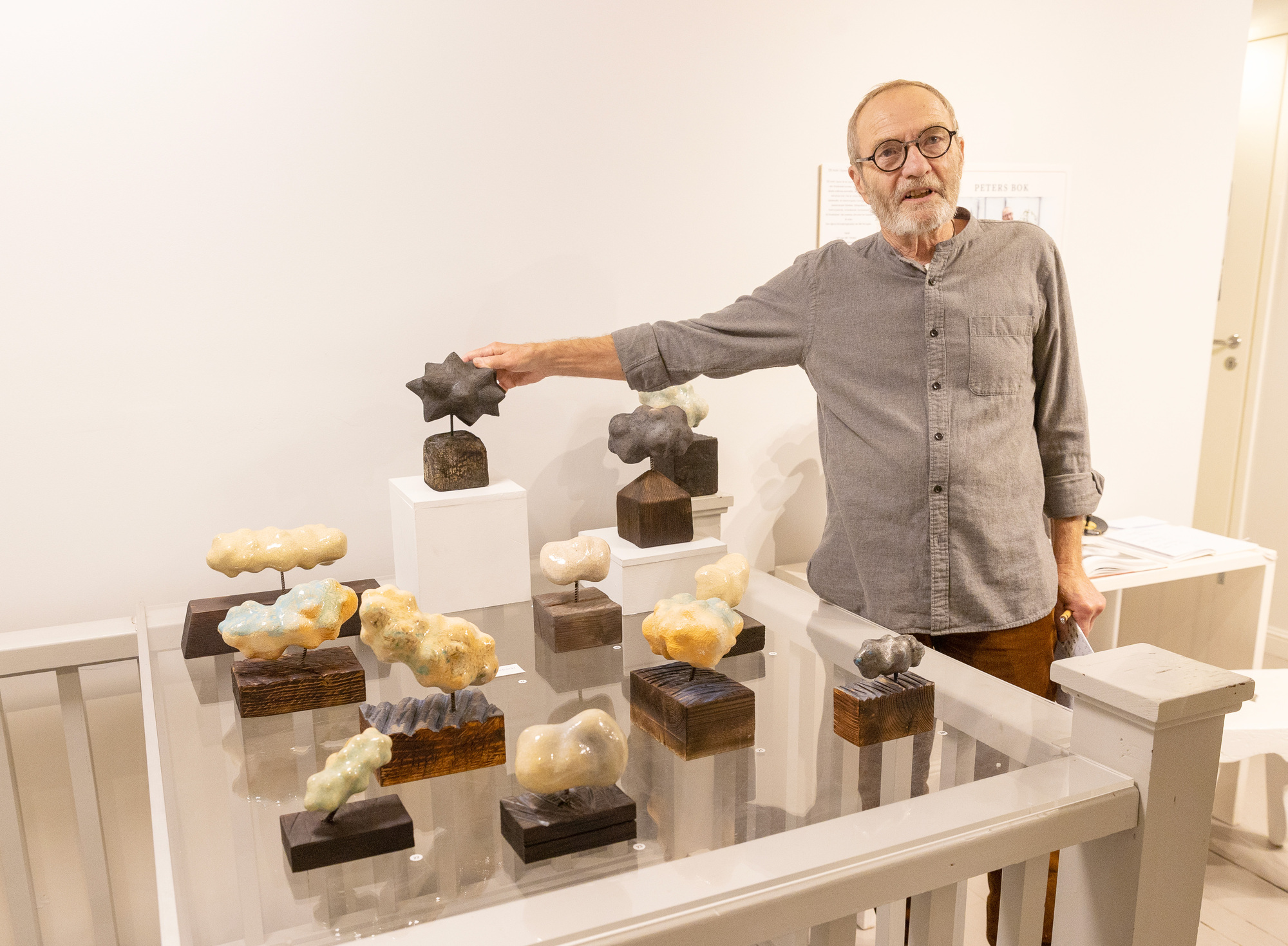 Peter Winquist svävar bland politiska moln och tofsar i ny utställning