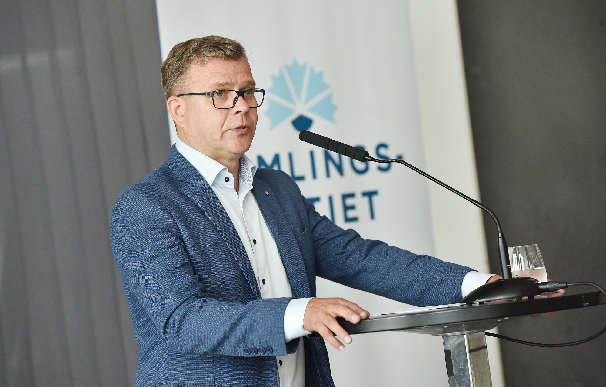 Stukad statsminister tvingas försvara det oförsvarliga