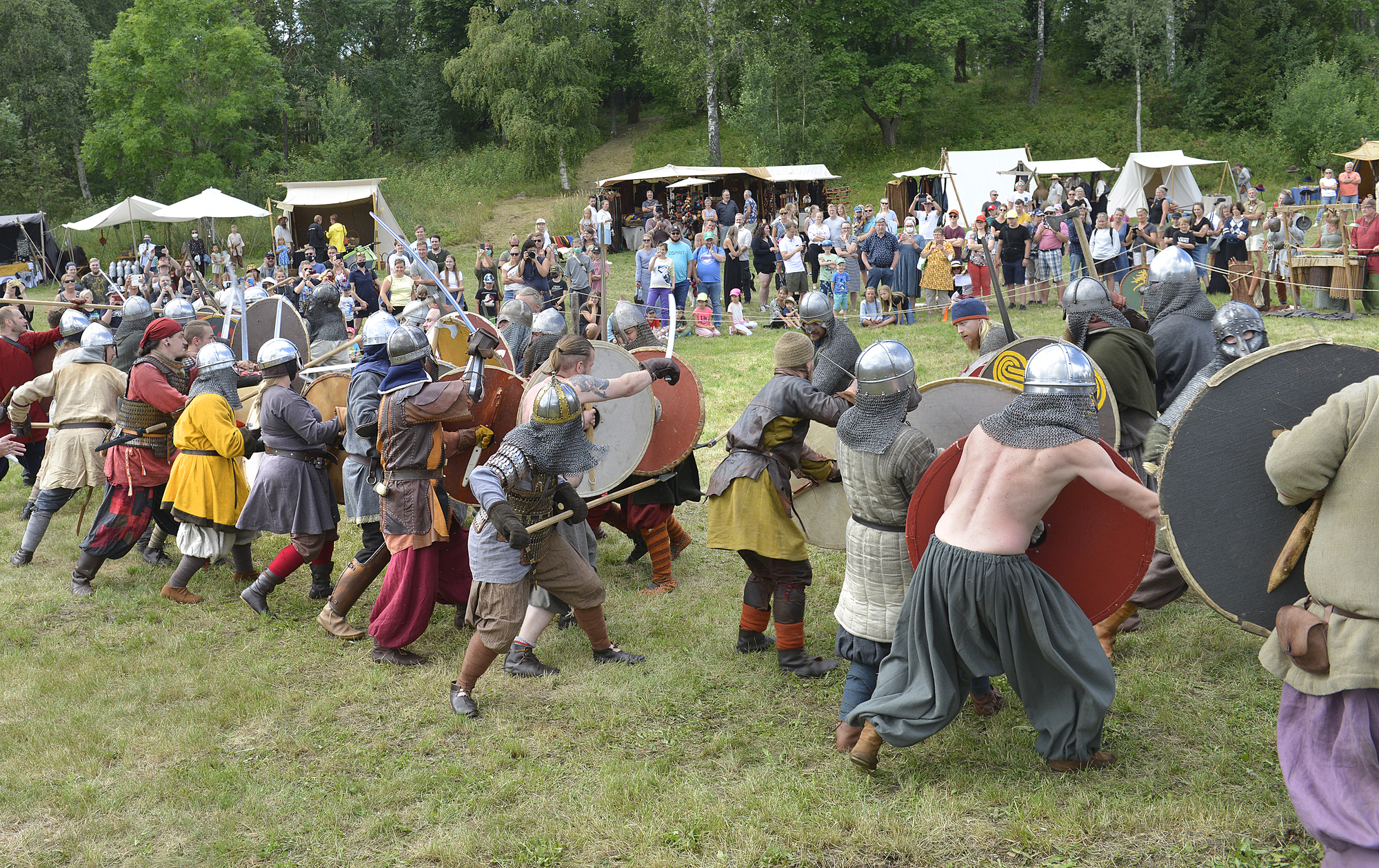 Två slagsmål om dagen i Vikingabyn – idag öppnar marknaden i Saltvik