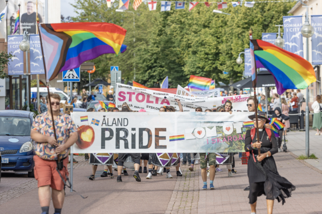 Se bilderna från Prideparaden 2023